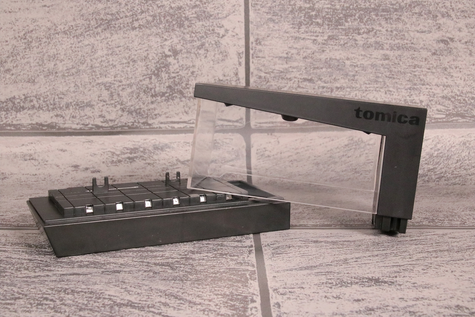 ディスプレイエリアとなるベースとカバーに分かれた