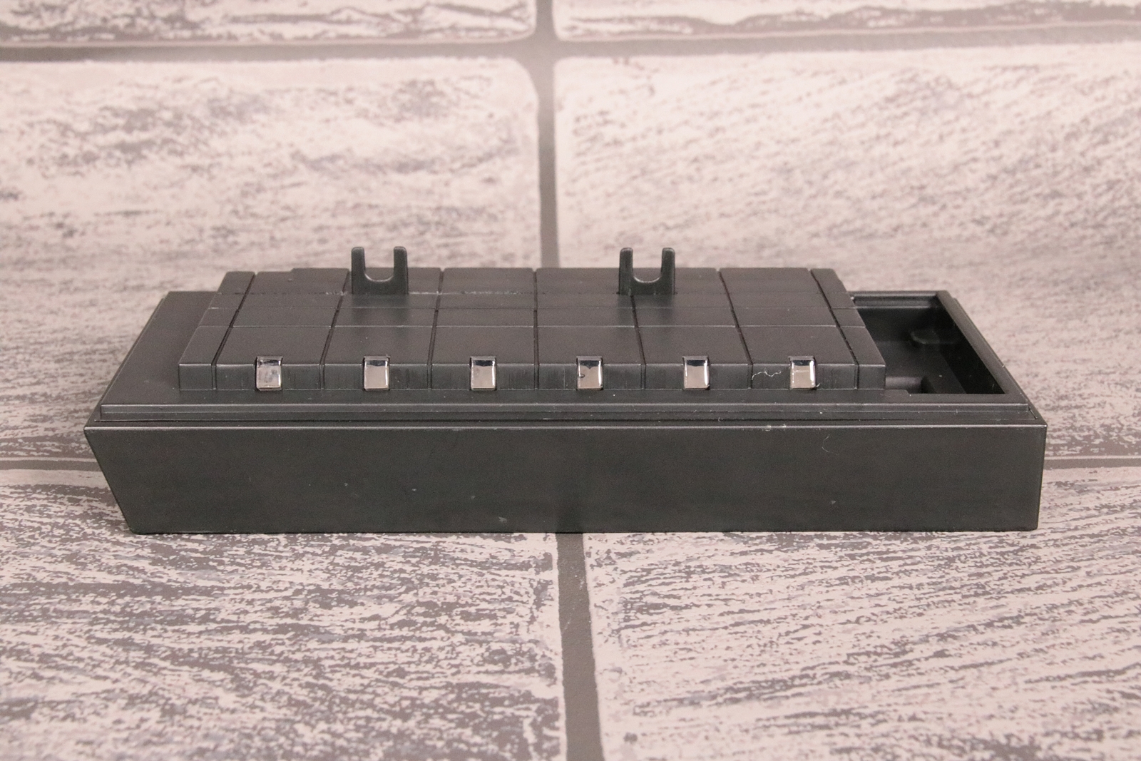 ディスプレイエリアはW約11cm×H約4cm×D約5cm