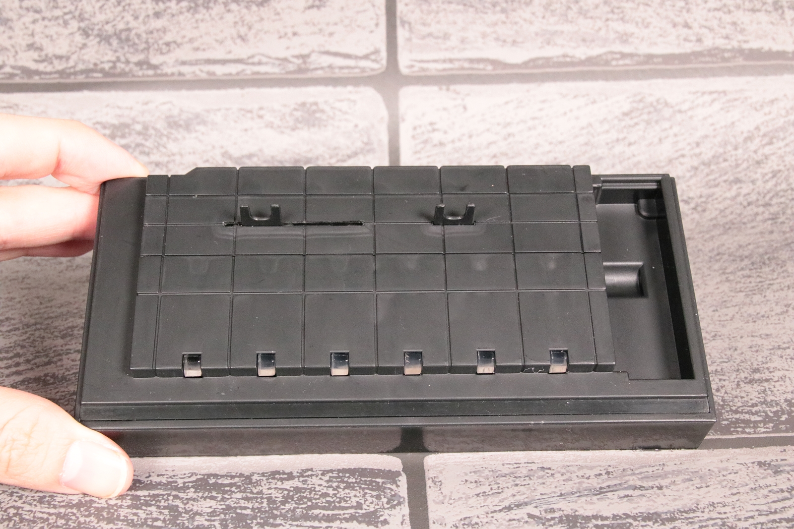 ディスプレイエリアはW約11cm×H約4cm×D約5cm