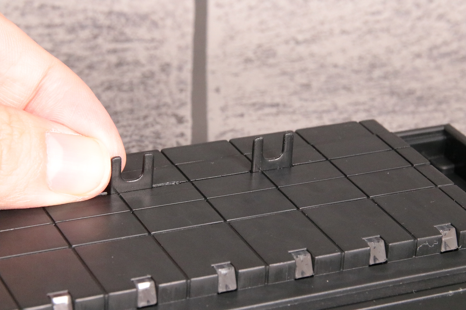 展示する車両の大きさに合わせて位置を調整できる