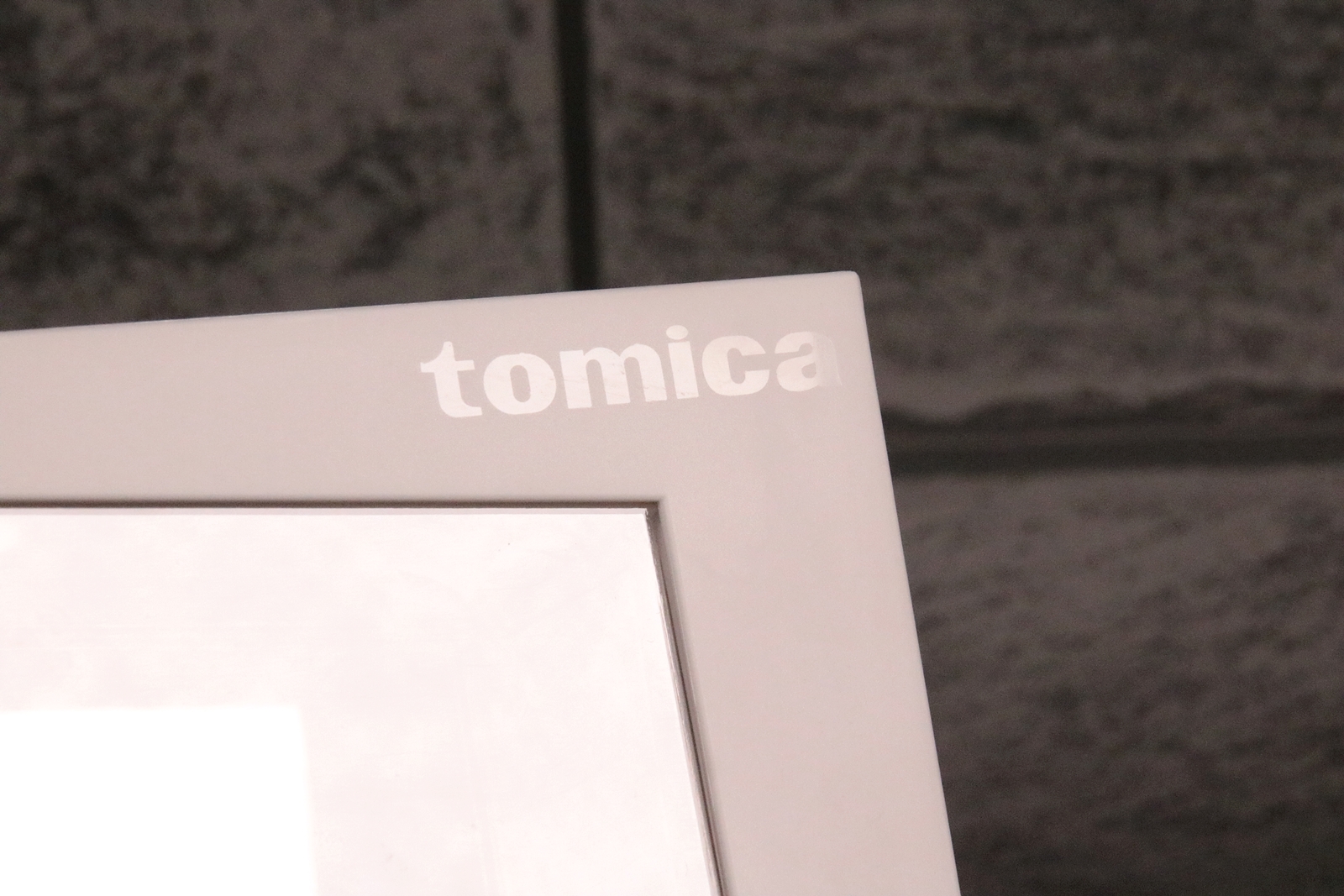 クールホワイトでは「tomica」のロゴがはっきりと見える角度が違う