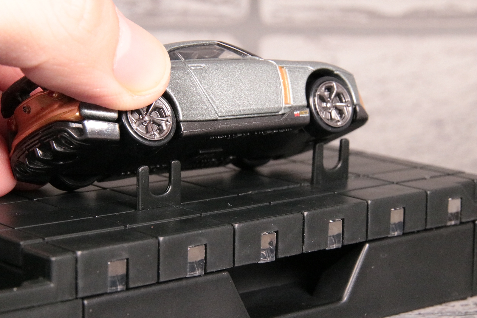 ボディとタイヤの間にパーツを差し込む