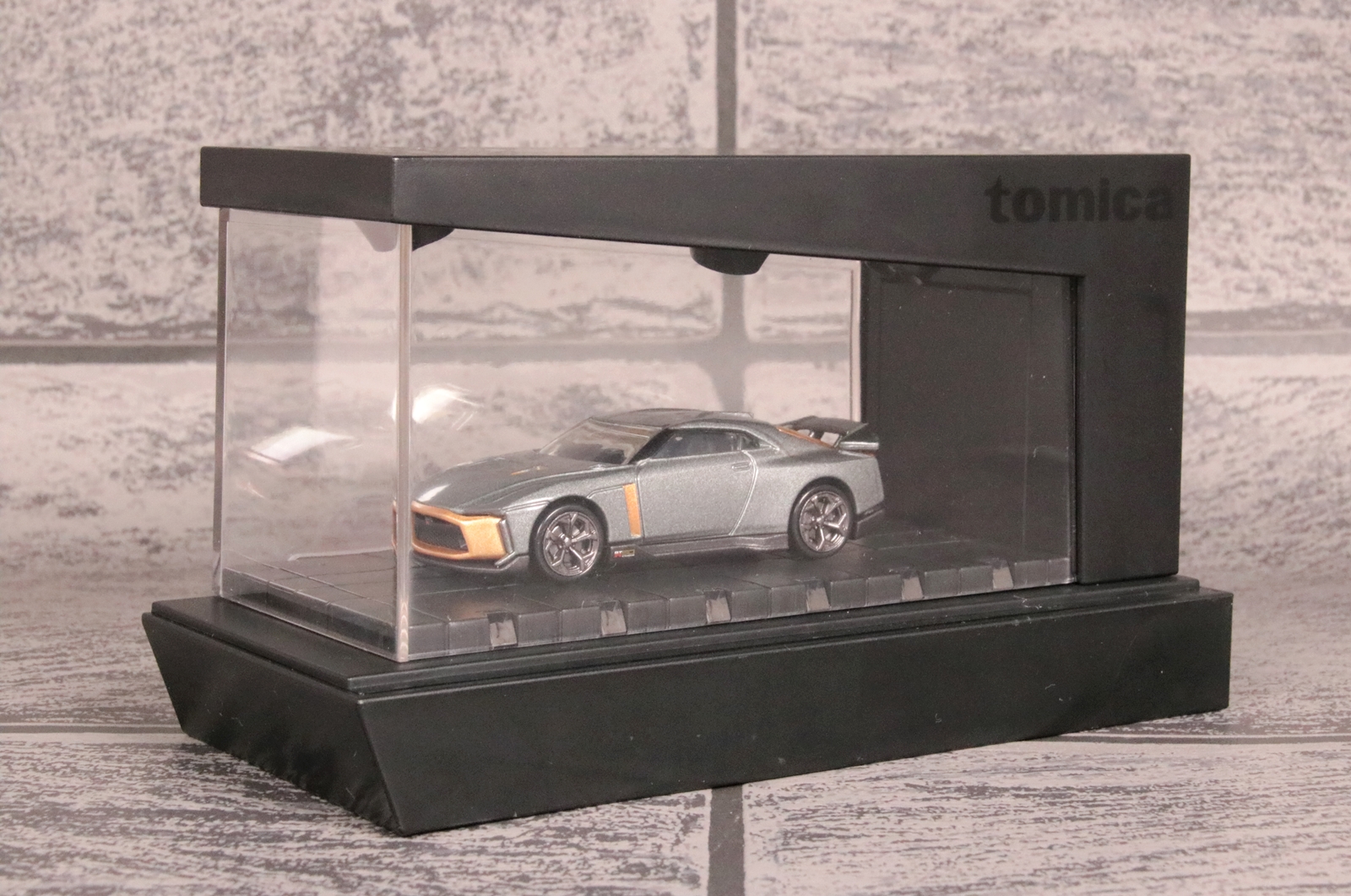 トミカを固定したベースにカバーを付けたら完成