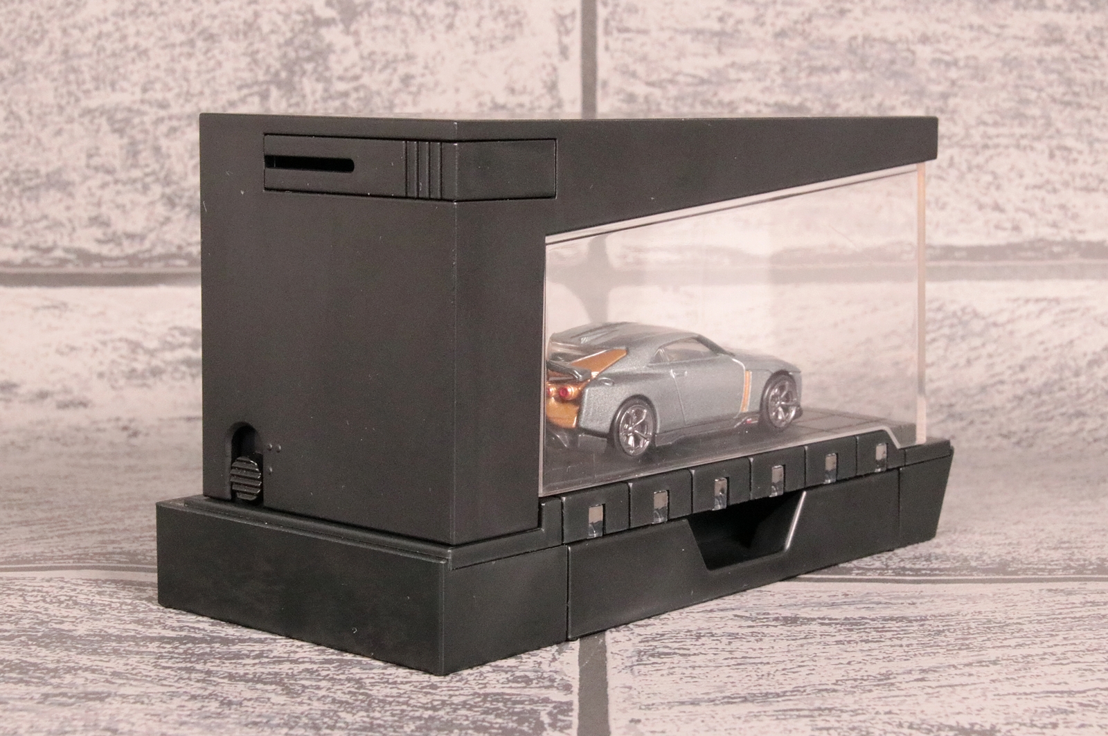 ケースがクルマの魅力的なデザインを引き立たせている