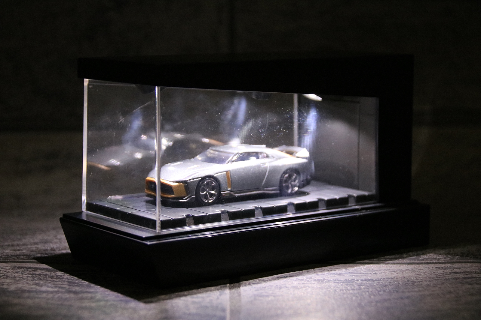 周りを暗くしてライトアップするとより存在感が引き立つ