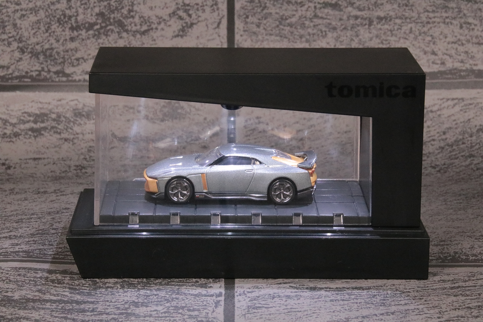 ライトをつけたときのボディの照り返しがいい感じ。モーターショーやショールームに展示されているクルマと同じように輝く