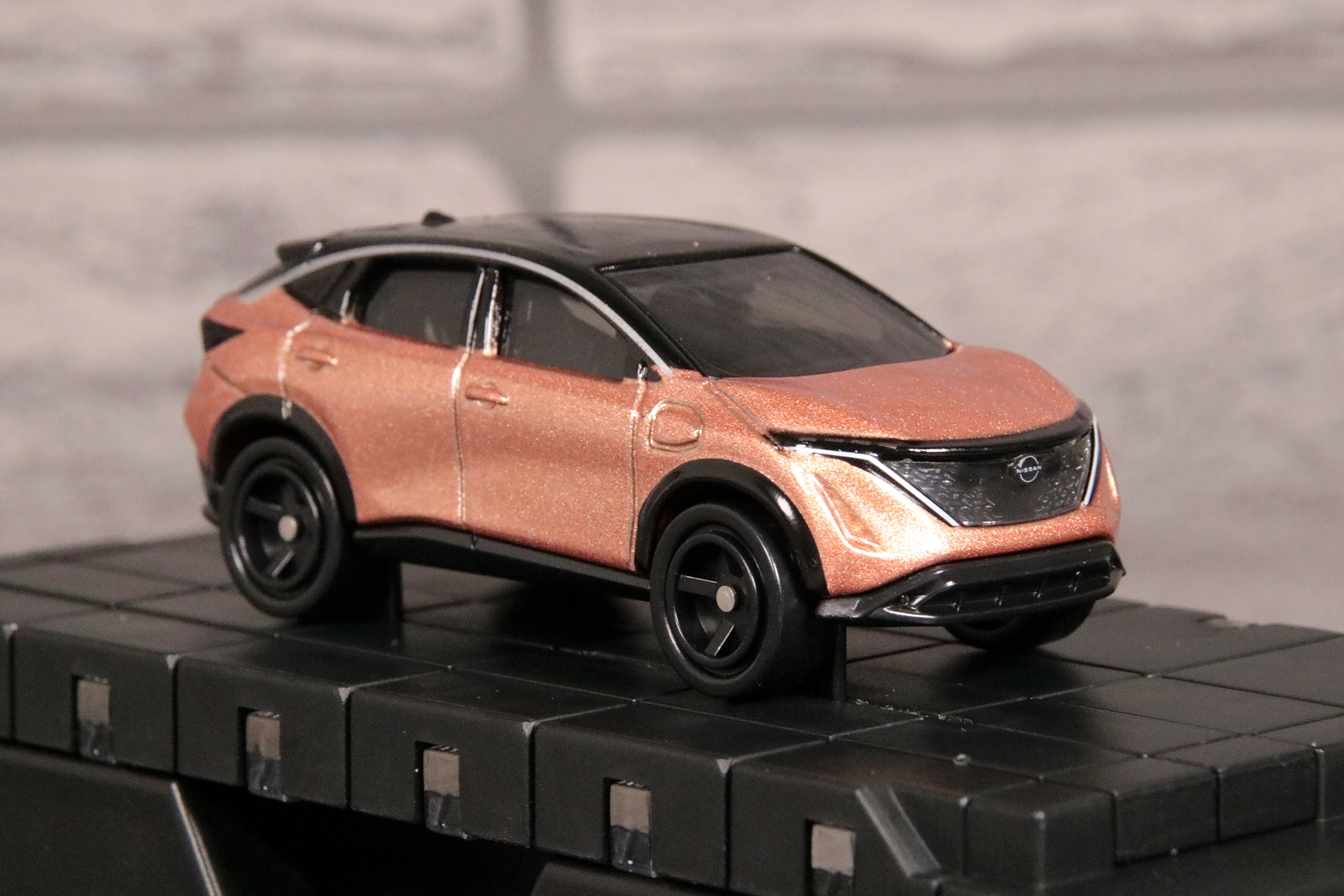 こちらはトミカ「No.64 日産 アリア」