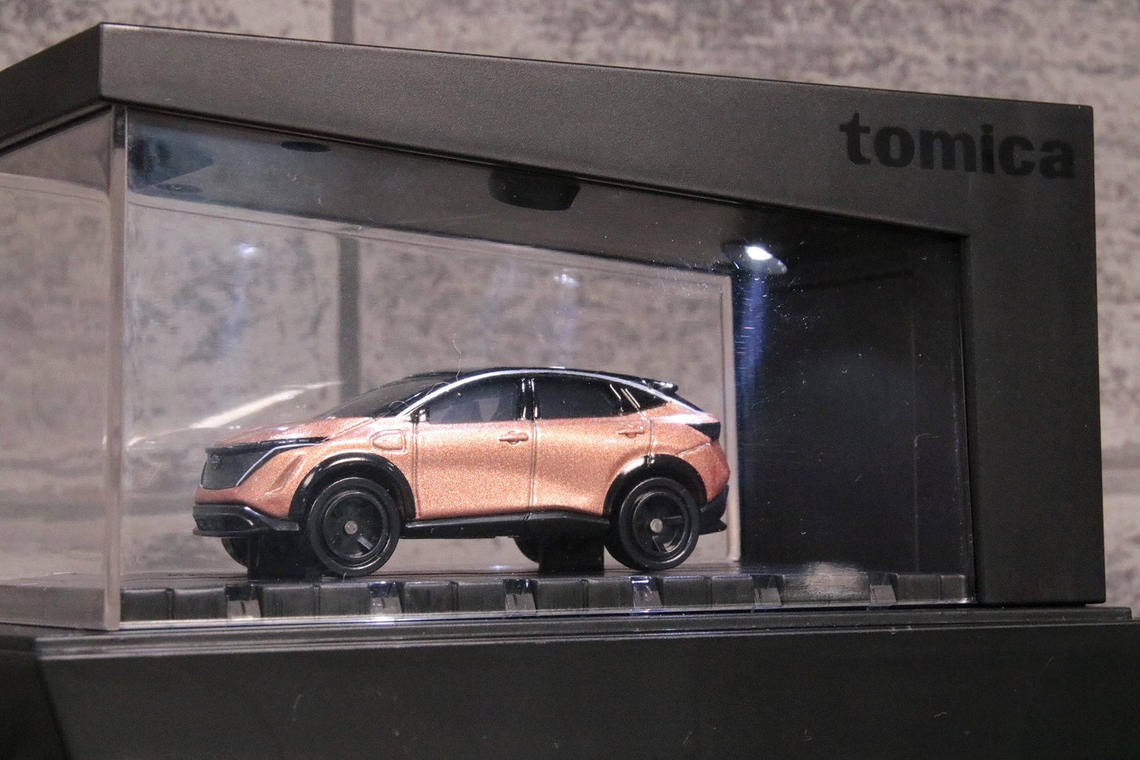 トミカプレミアムシリーズはもちろん、通常のトミカもさらにカッコよく飾れる