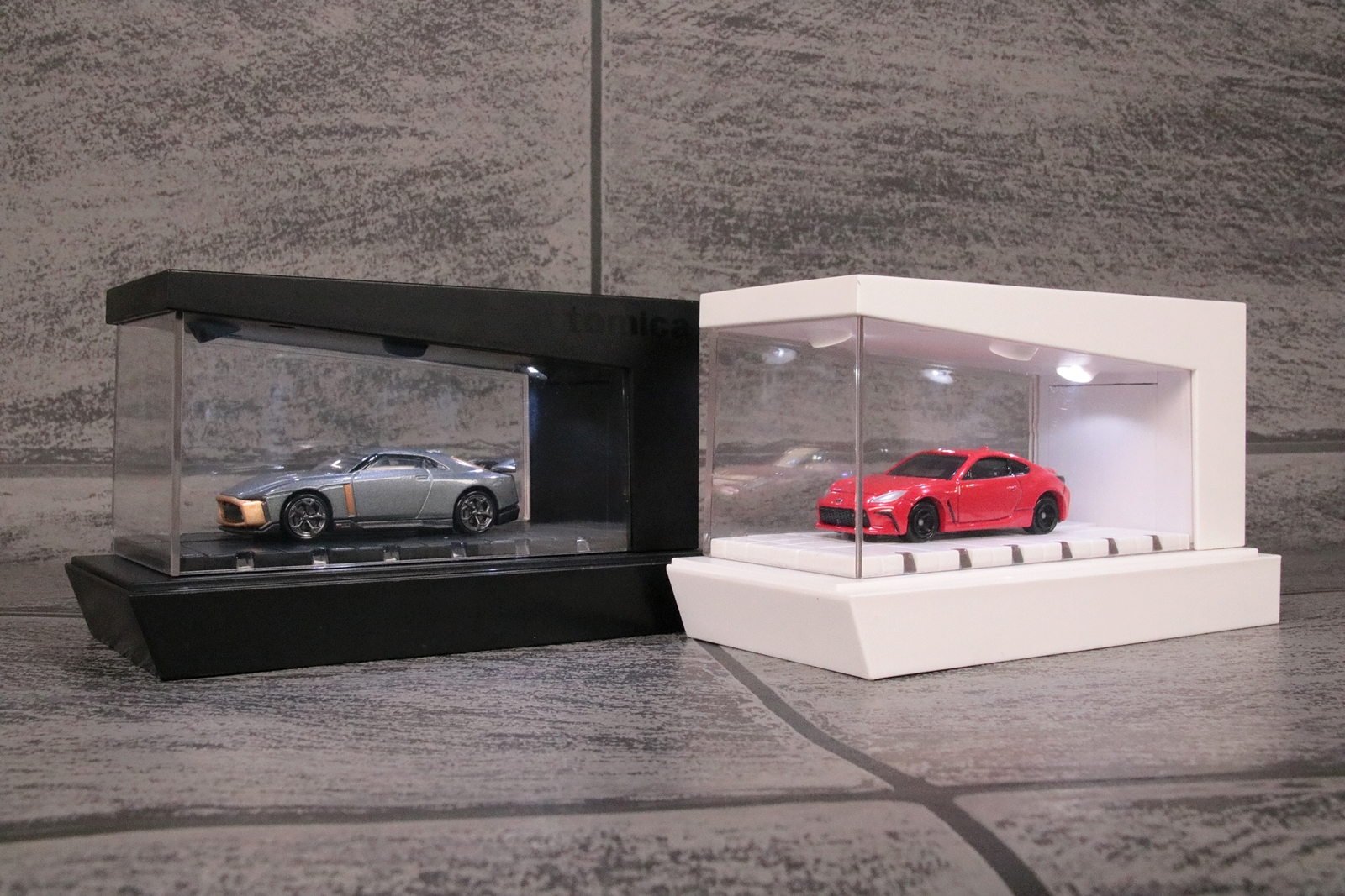 2色展開で、左がソリッドブラック、右がクールホワイトのもの