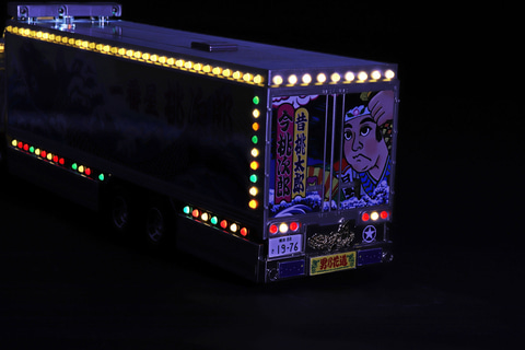 映画「トラック野郎 望郷一番星」に登場するデコトラがRCカーになって