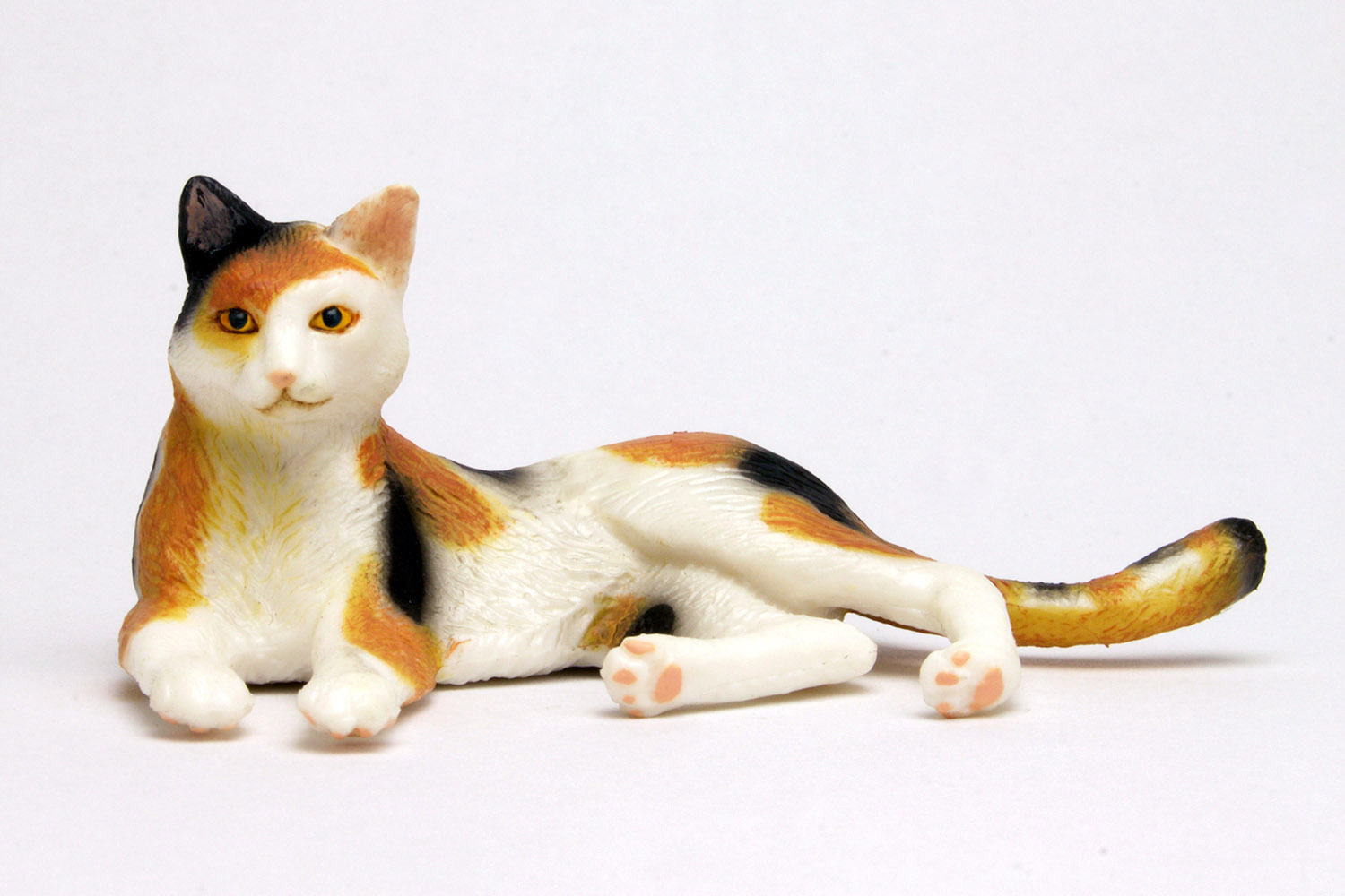 三毛猫（寝そべり）