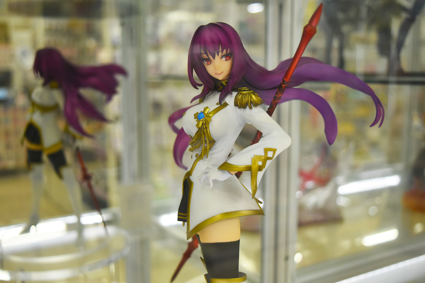 シンプルな白の衣装に、金の飾りが良いアクセントになっている