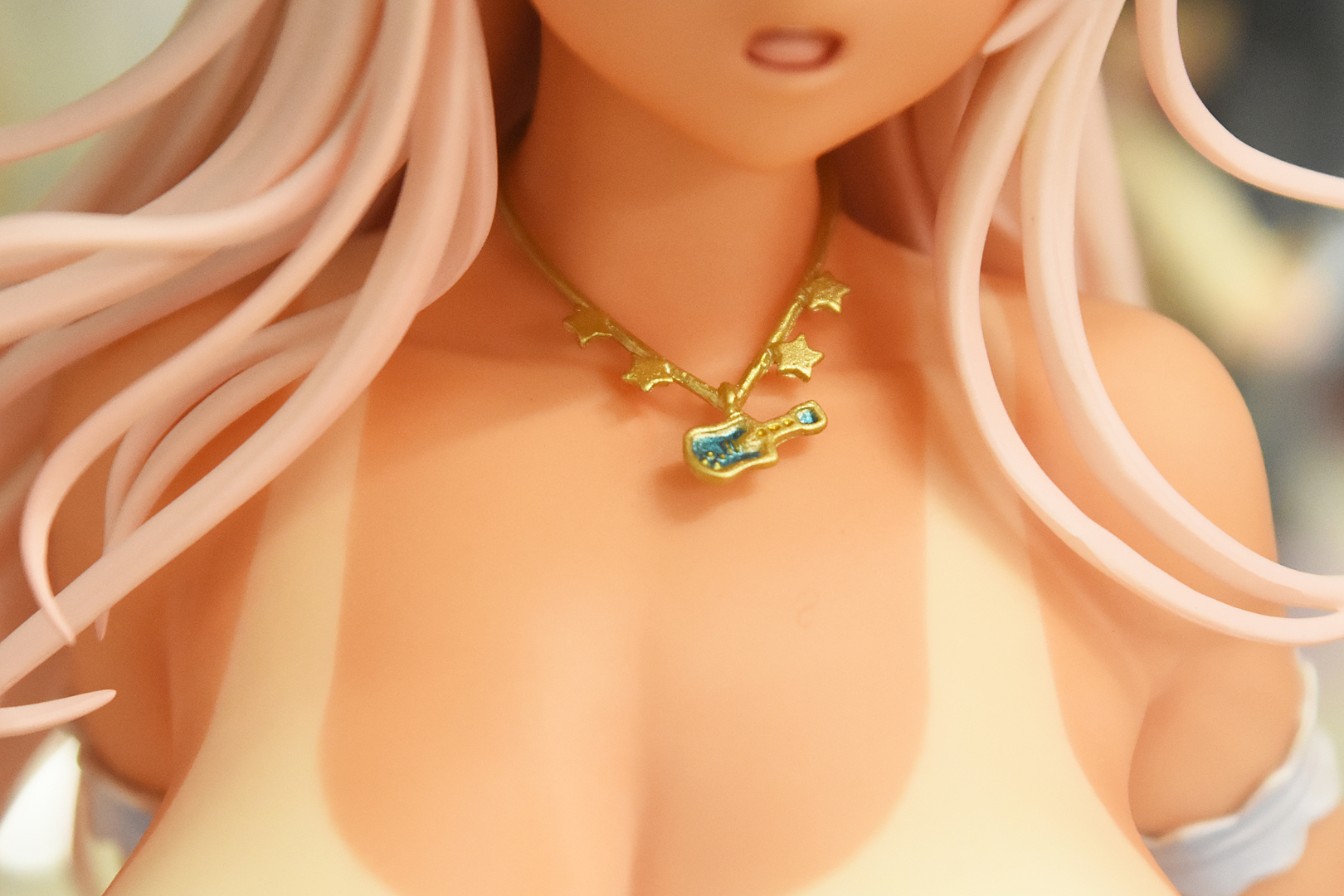 実はバンド少女のそに子。自身が担当するギター型のアクセサリーを身に付けている