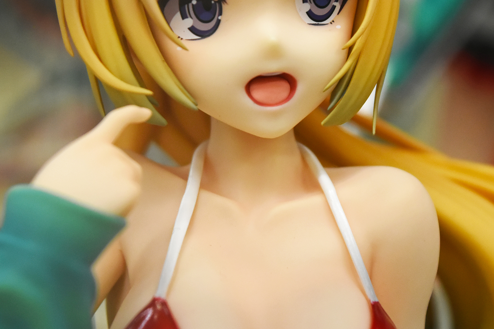 鎖骨も目を奪われるほどの造形美