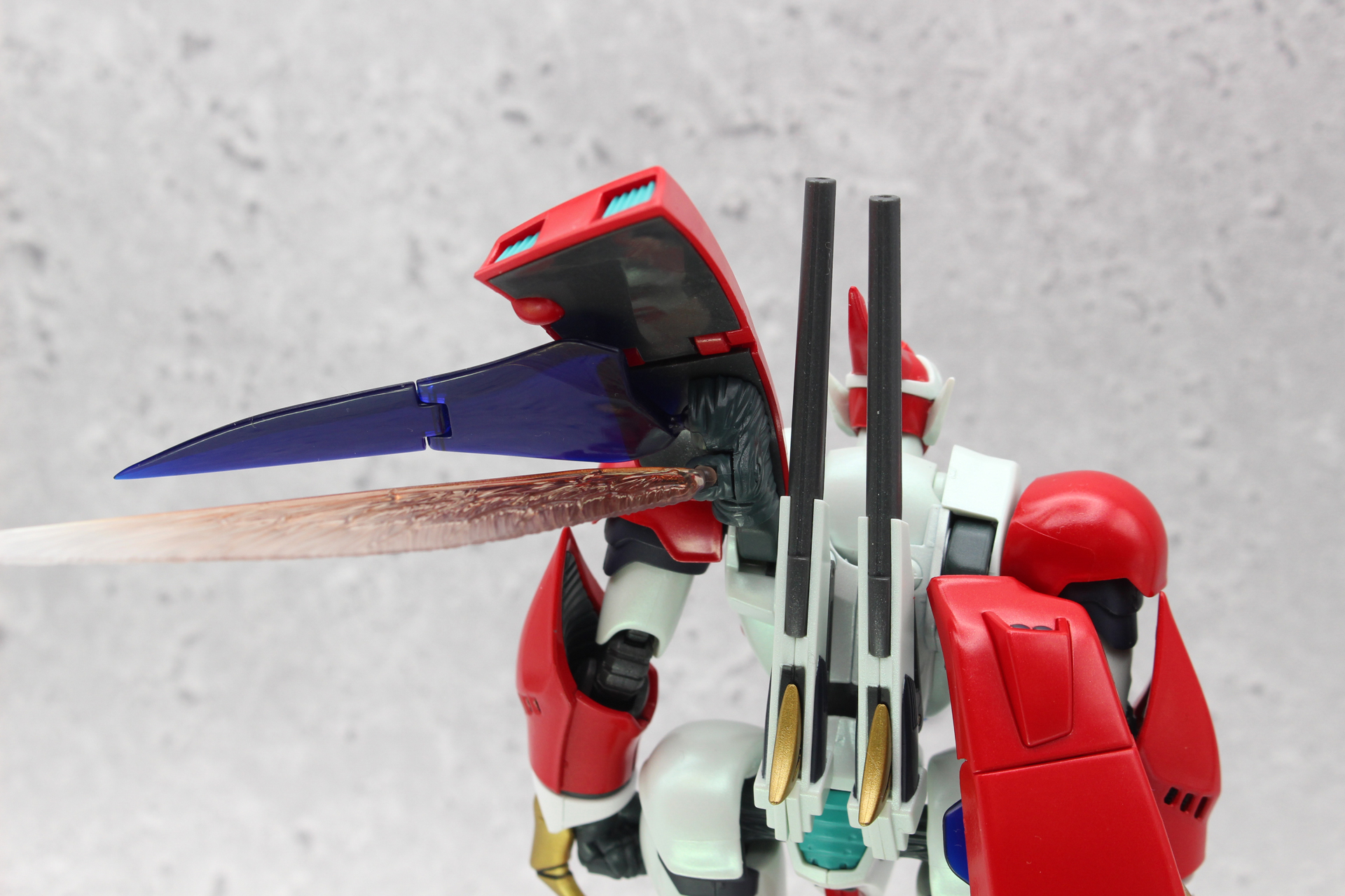 ウイングと羽をオーラコンバーターの下に取り付ける。ジョイントの構造はROBOT魂と同じだ