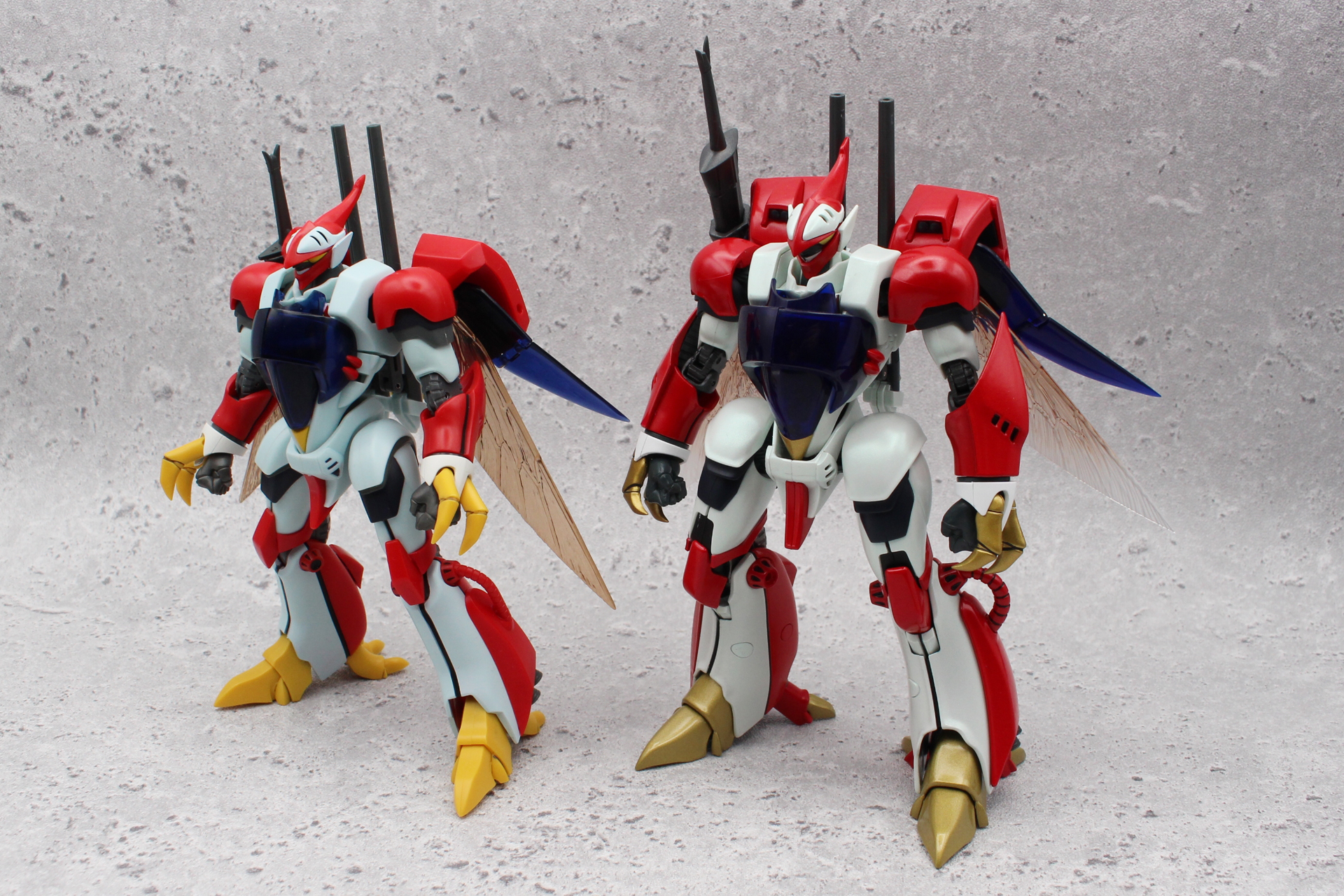 「ROBOT魂＜SIDE AB＞ ビルバイン」（左）との比較。体型だけでなく色味もずいぶん違い、ROBOT魂版はほとんどが素材そのままの成形色となっている