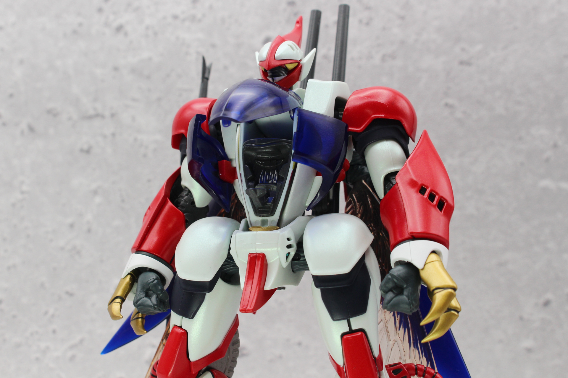 胸部を開くとコクピットが露出する。レバーも可動するが、同スケールのフィギュアなどを載せるスペースはなさそうだ