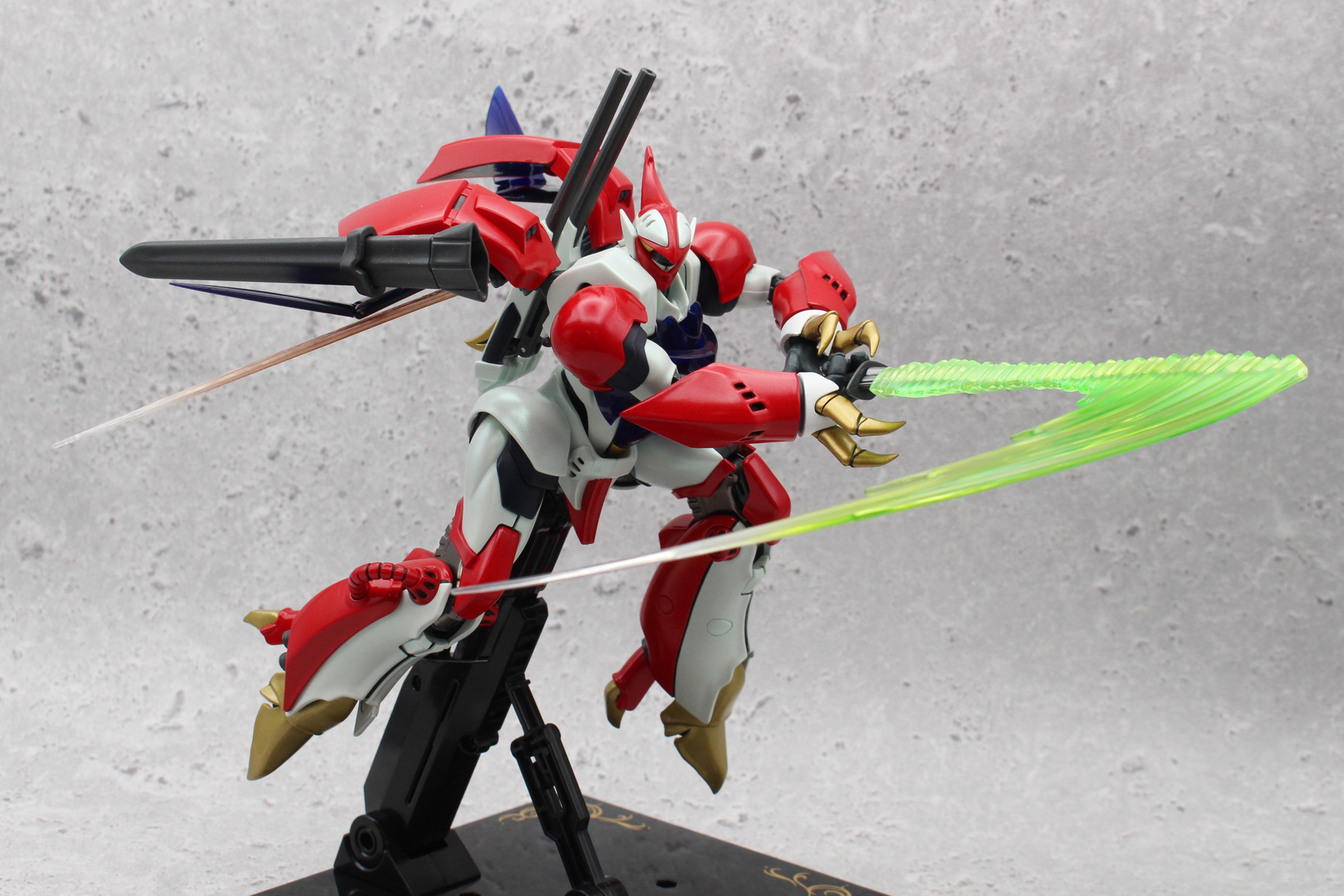 ハイパーオーラ斬りのエフェクトも付属。実はROBOT魂版と同じ形状の色違いで、流用することも可能
