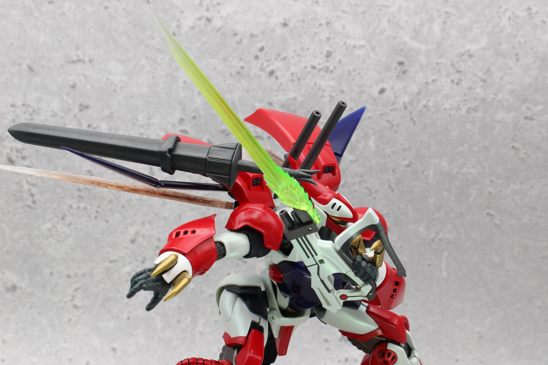 ソードモードはストックを折りたたんで先端にエフェクトを取り付ける。専用の持ち手も左右の分が付属