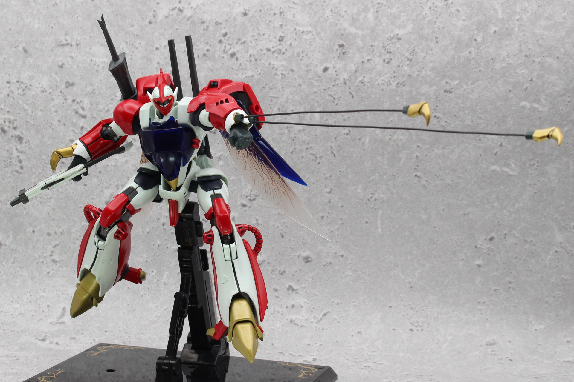 ショット・クローは取り外して、間にワイヤーを取り付けることで、射出シーンを再現