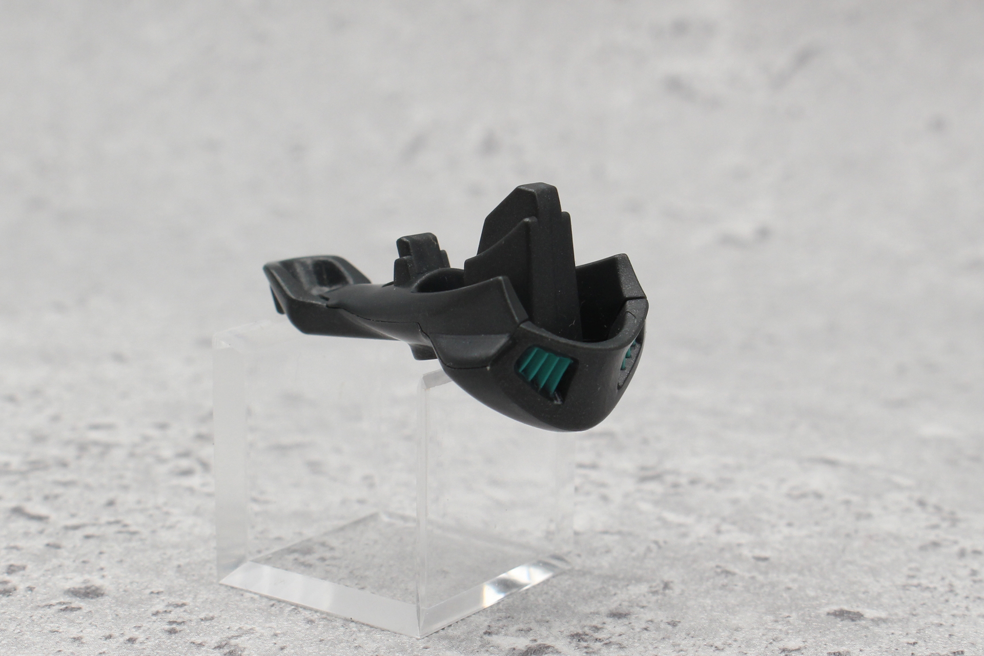 胸部にはめ込む胴体蓋パーツ。下側にダボ穴があり、ウイング・キャリバー時に台座に取り付けられるようになる