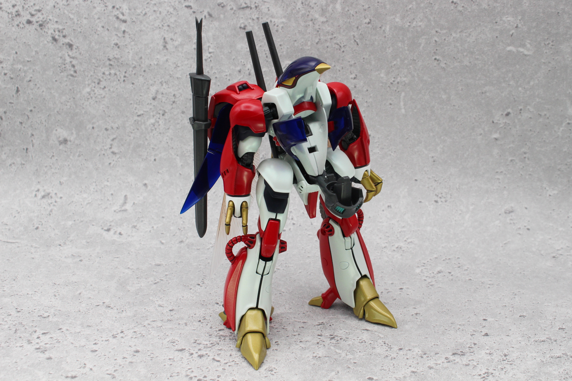 機首となるコクピット部分を持ち上げ、胴体蓋パーツの先端を胸と腰との間に挟み込んでおく