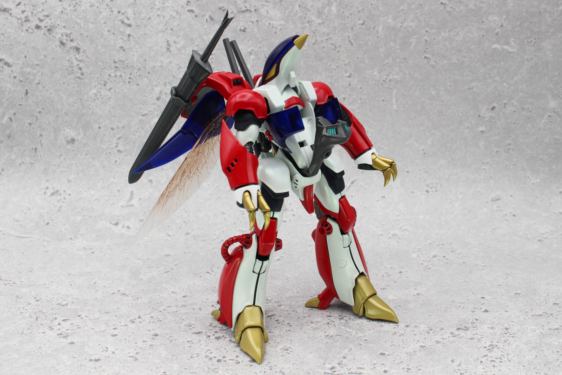 先端を支点にして、胸部の開いたスペースに胴体蓋パーツをはめ込む