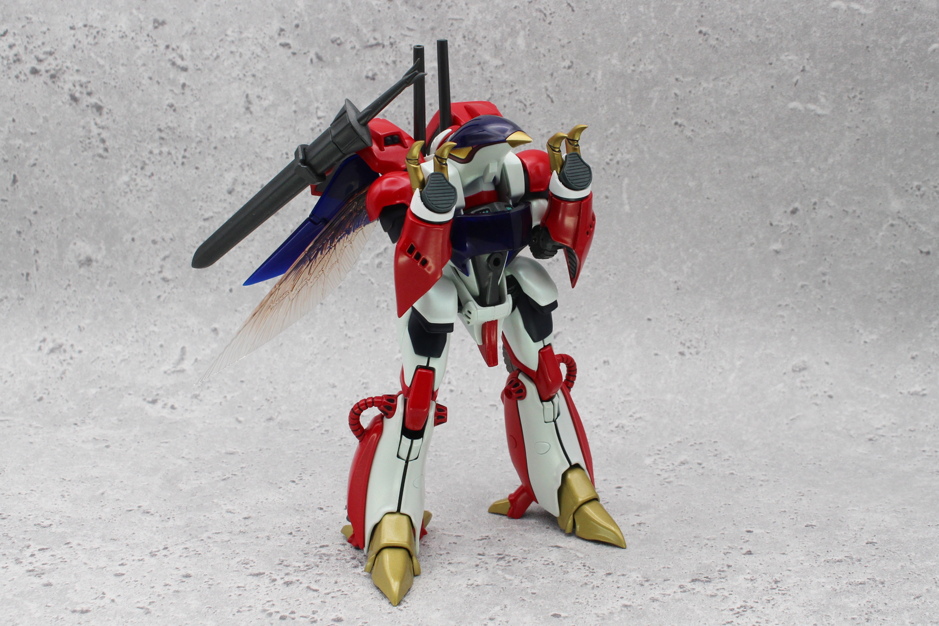 胴体蓋パーツを収めたら胸部を閉じて腕の位置を整える