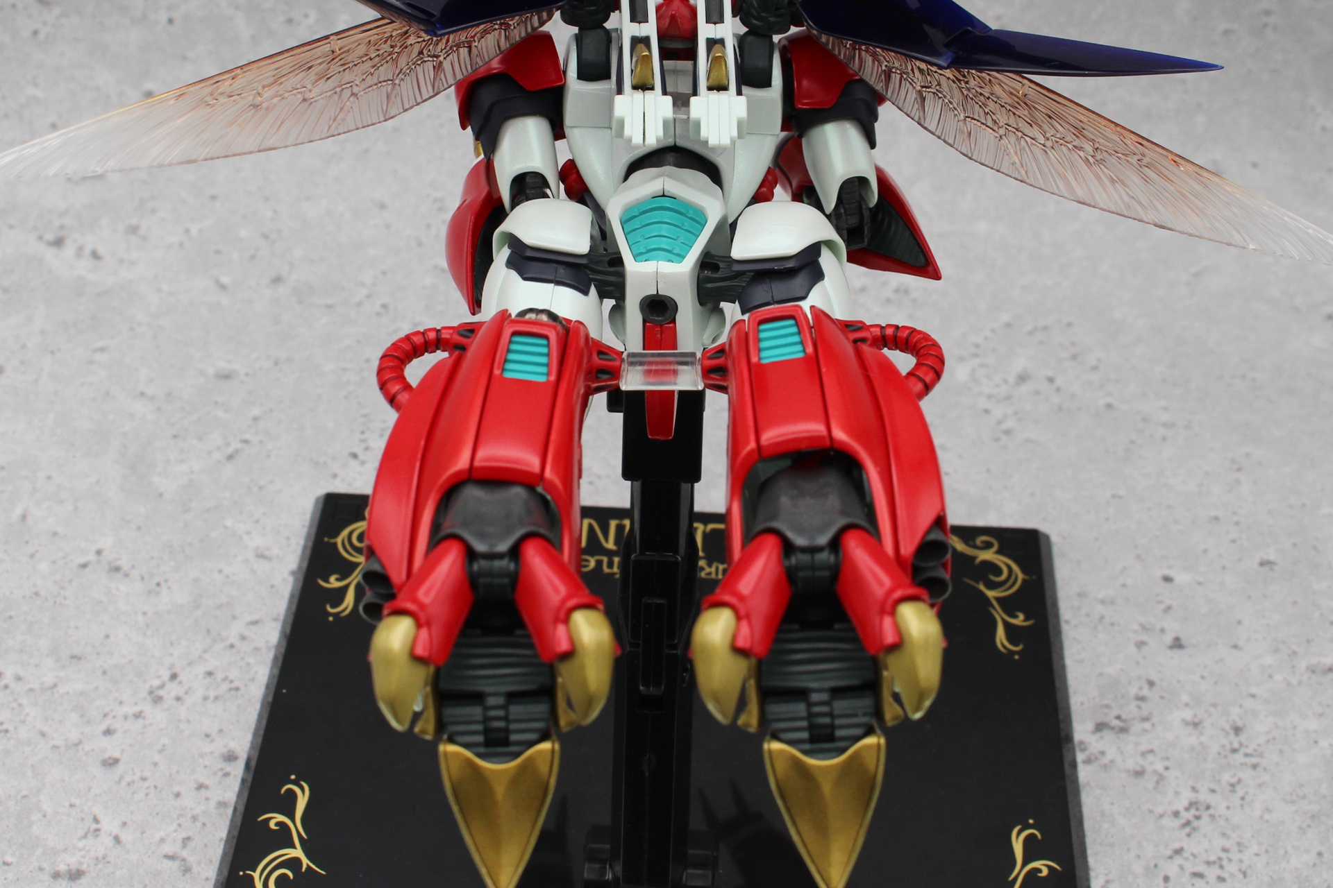 脚の間に脚部固定用のジョイントを取り付ける。はめ込むのが結構固く、折れそうで怖かった