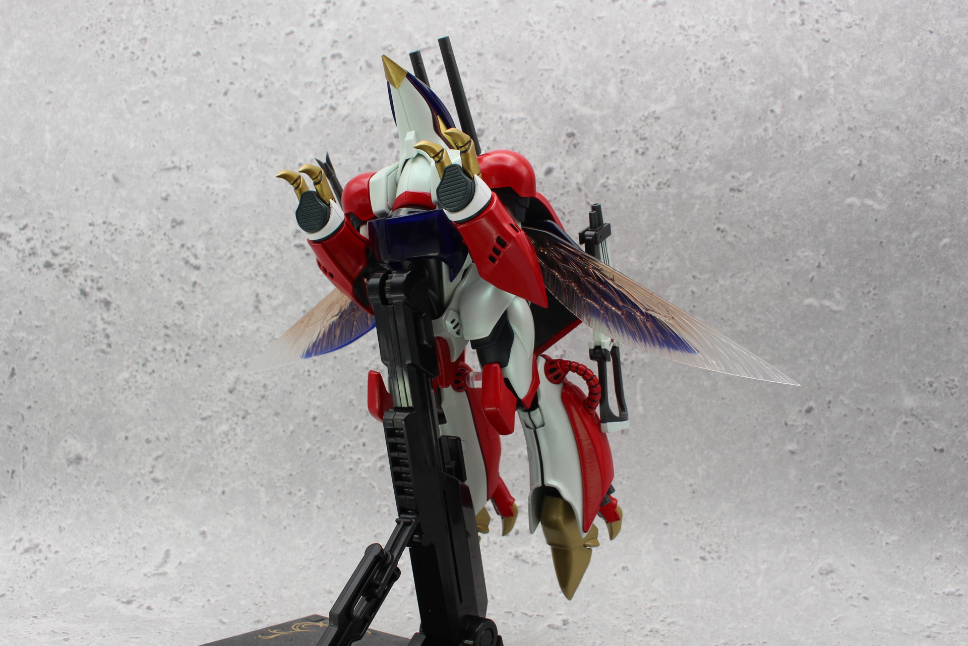 胴体蓋に設けられたダボ穴に台座のジョイントをはめ込んで固定する