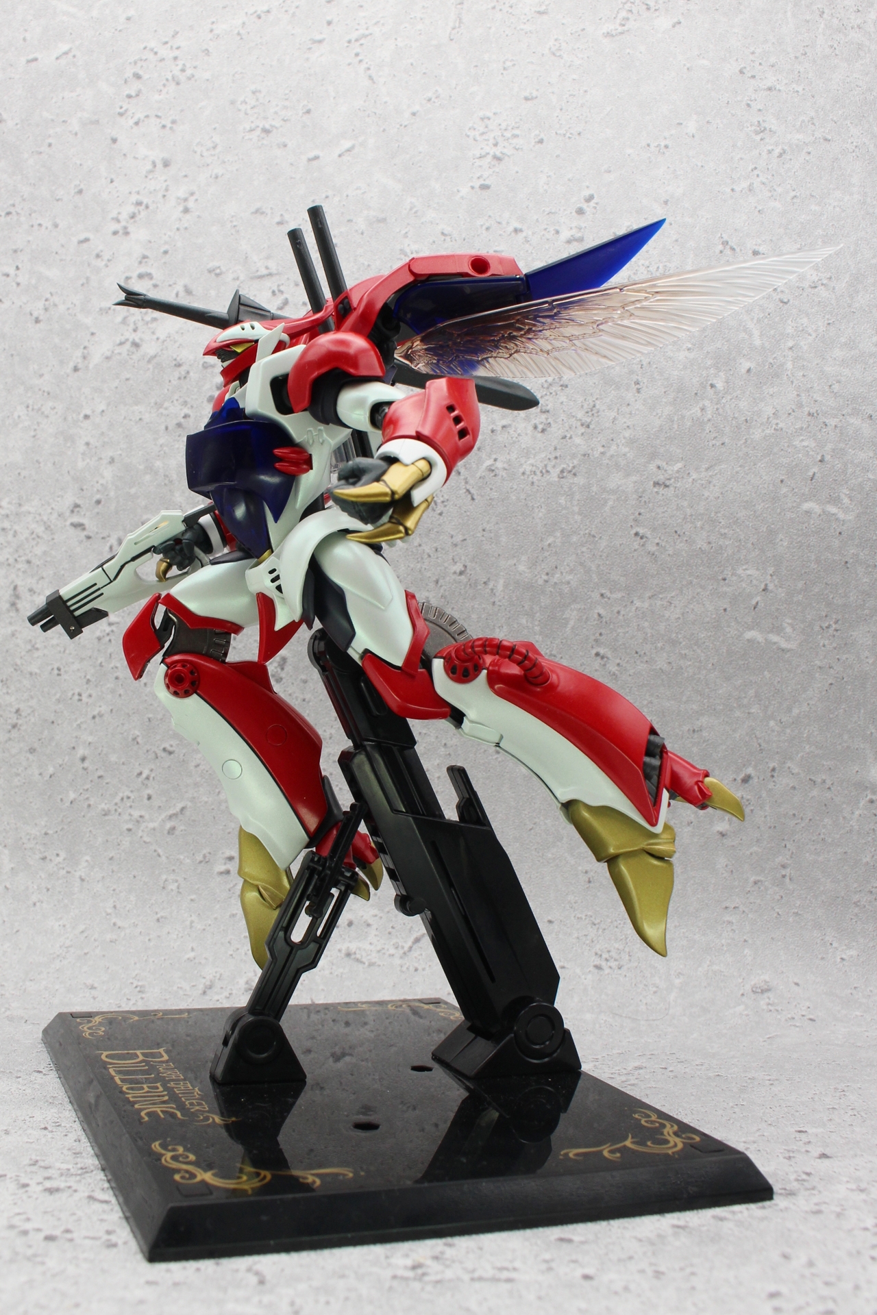 飛翔時のポーズは実によく似合う