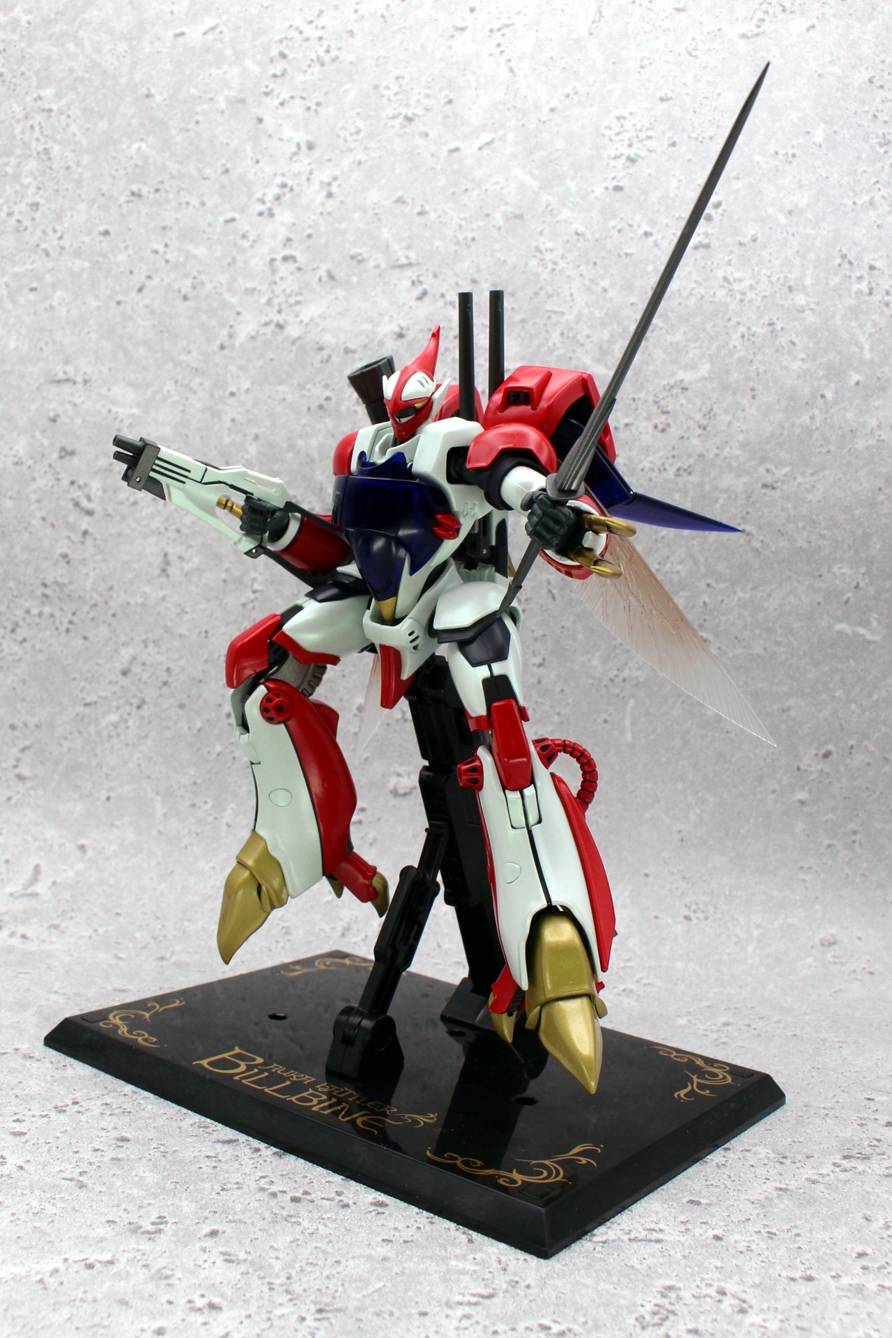 開田裕治氏による1/48スケールのプラモデルのパッケージアートのポーズは、ディスプレイ時のマストだ