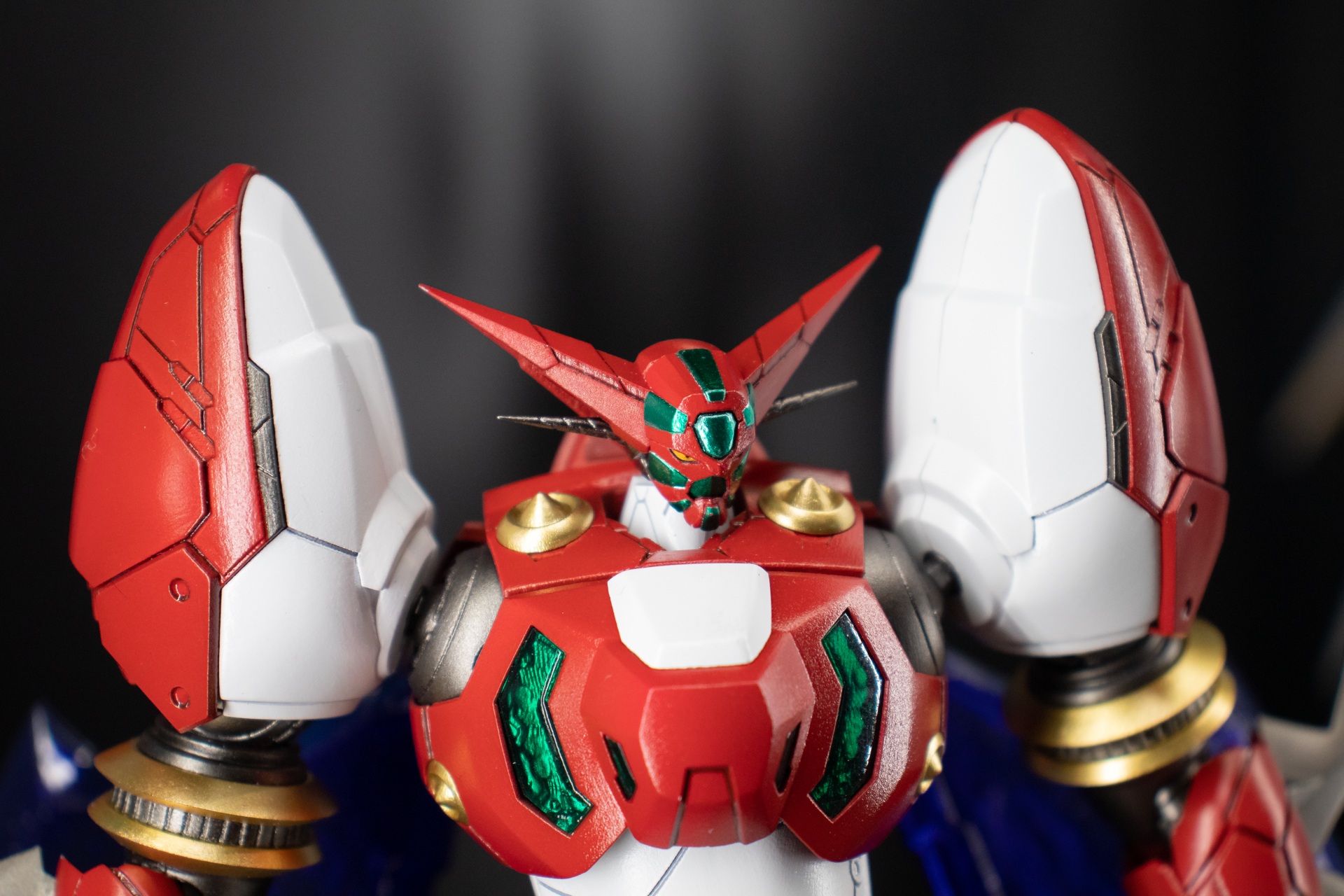 濃密な情報量を宿すモールドやエッジの効いた武器が映える