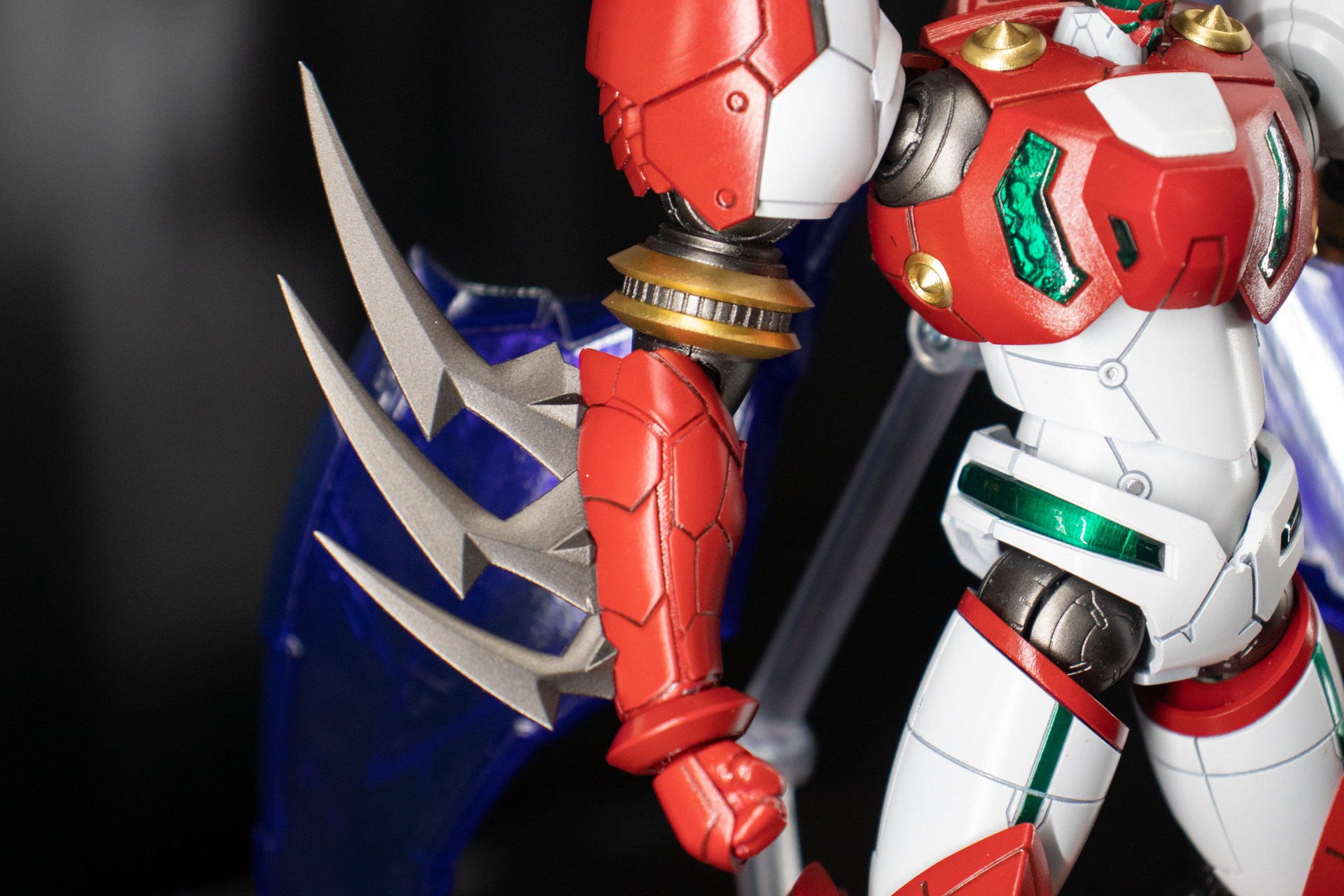 濃密な情報量を宿すモールドやエッジの効いた武器が映える