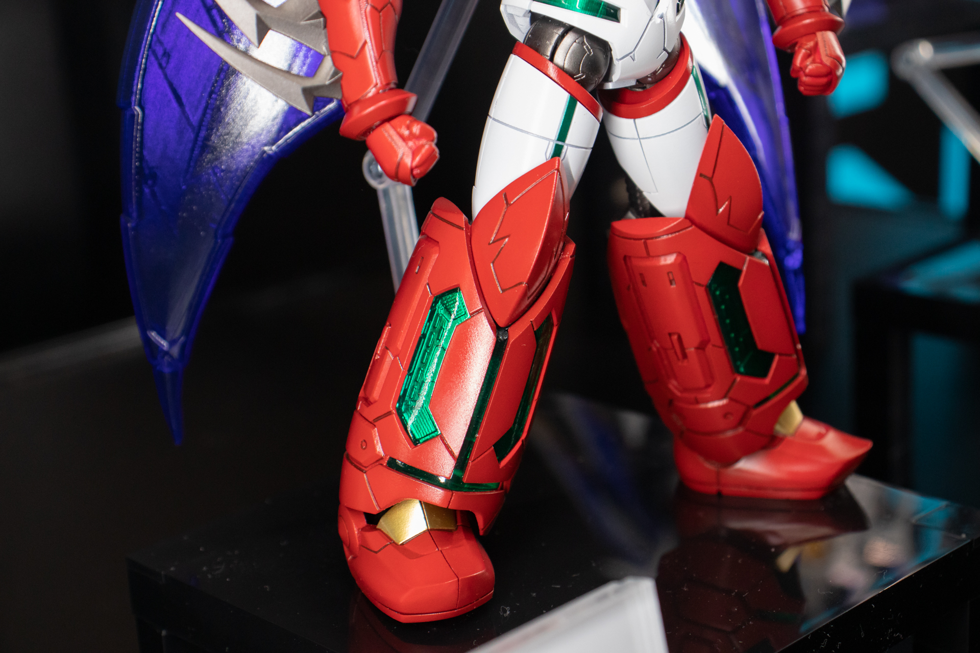 クリアパーツの下にも内部メカがうかがえる