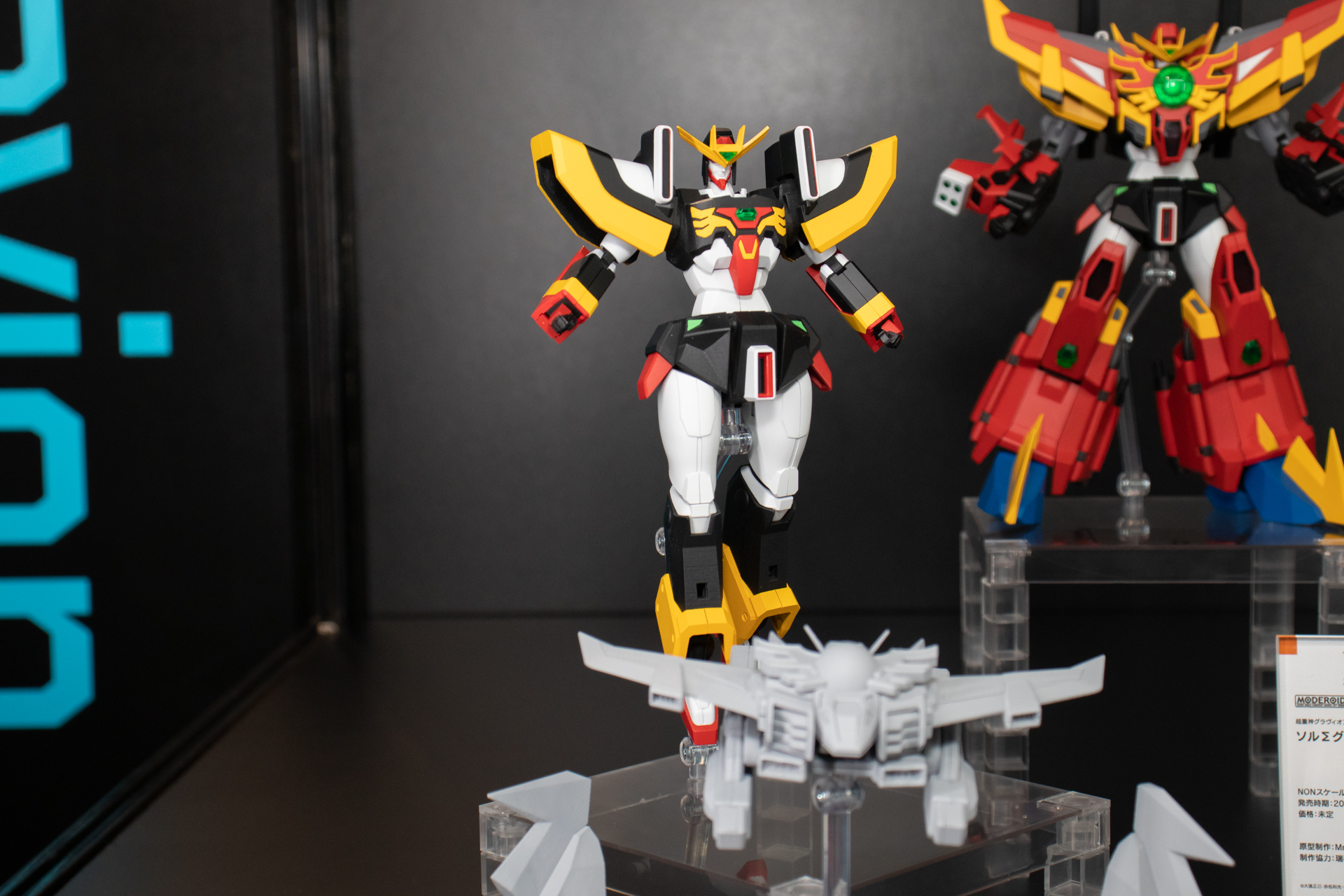 赤い装甲に腕の武器など重厚感あるデザインが再現されている