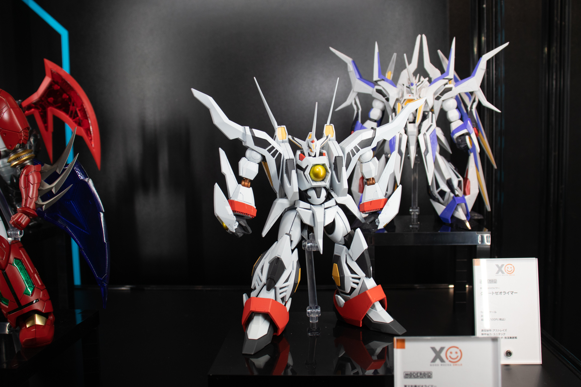 手の甲には次元連結システムの出力部を備える