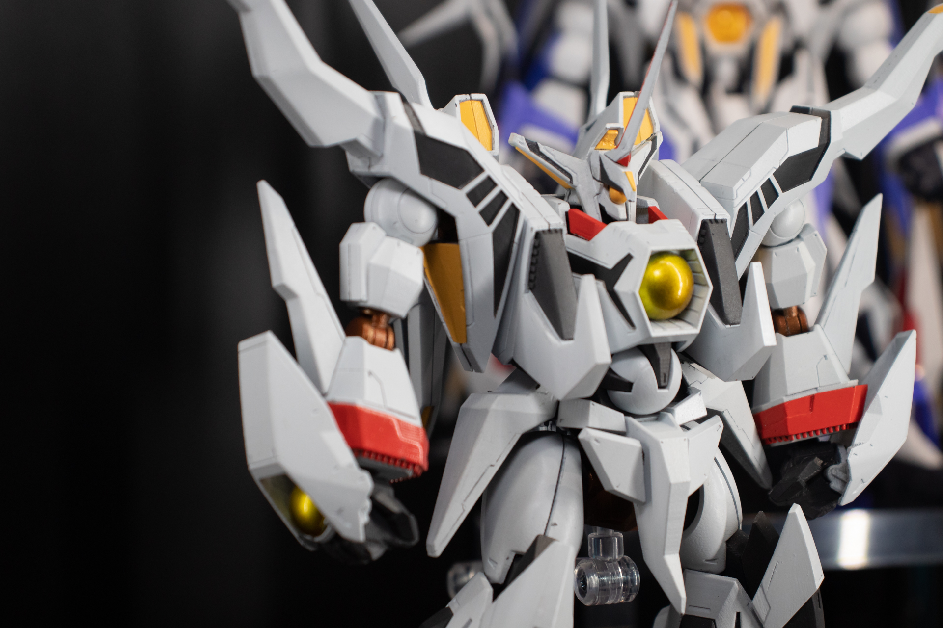 手の甲には次元連結システムの出力部を備える