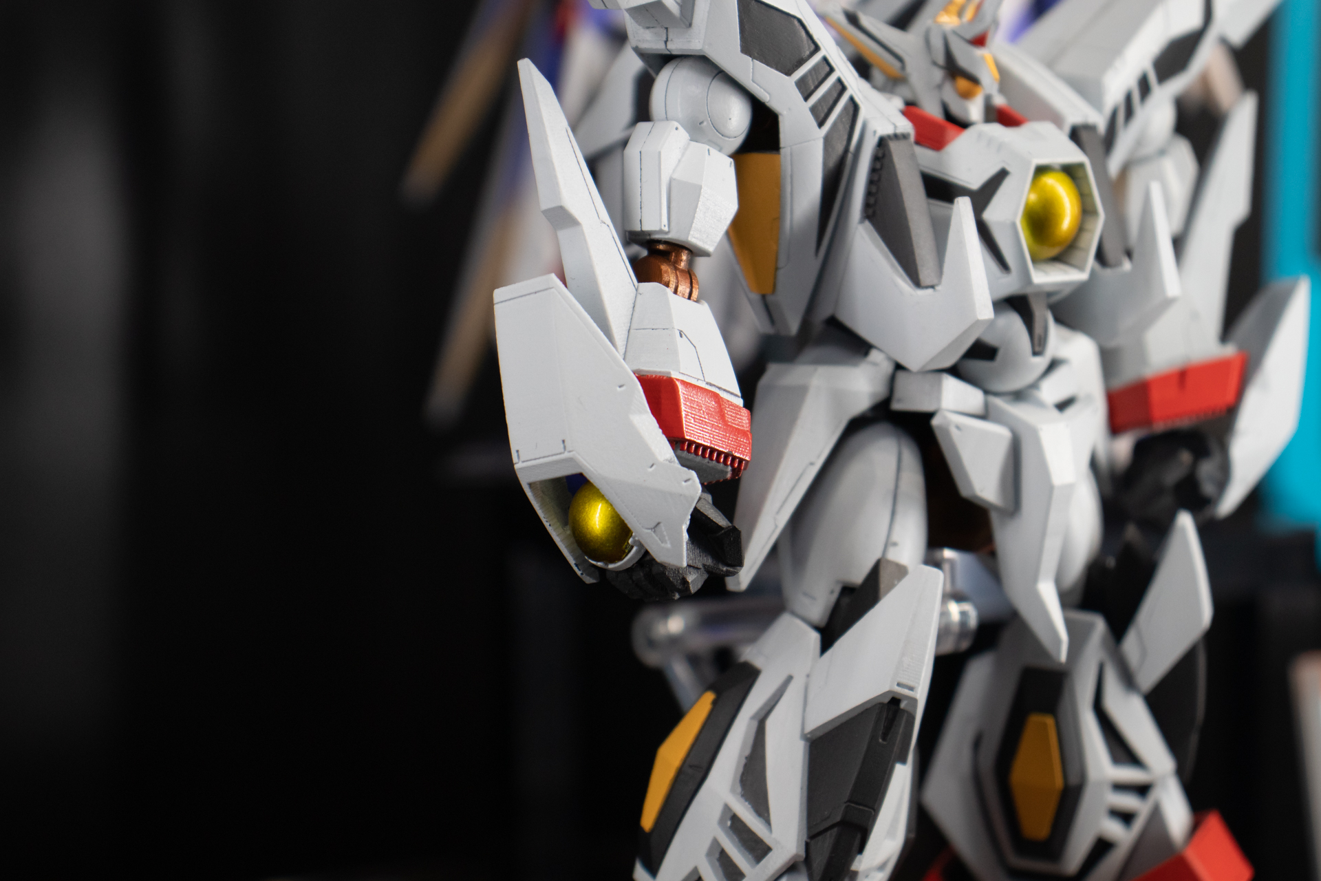 手の甲には次元連結システムの出力部を備える