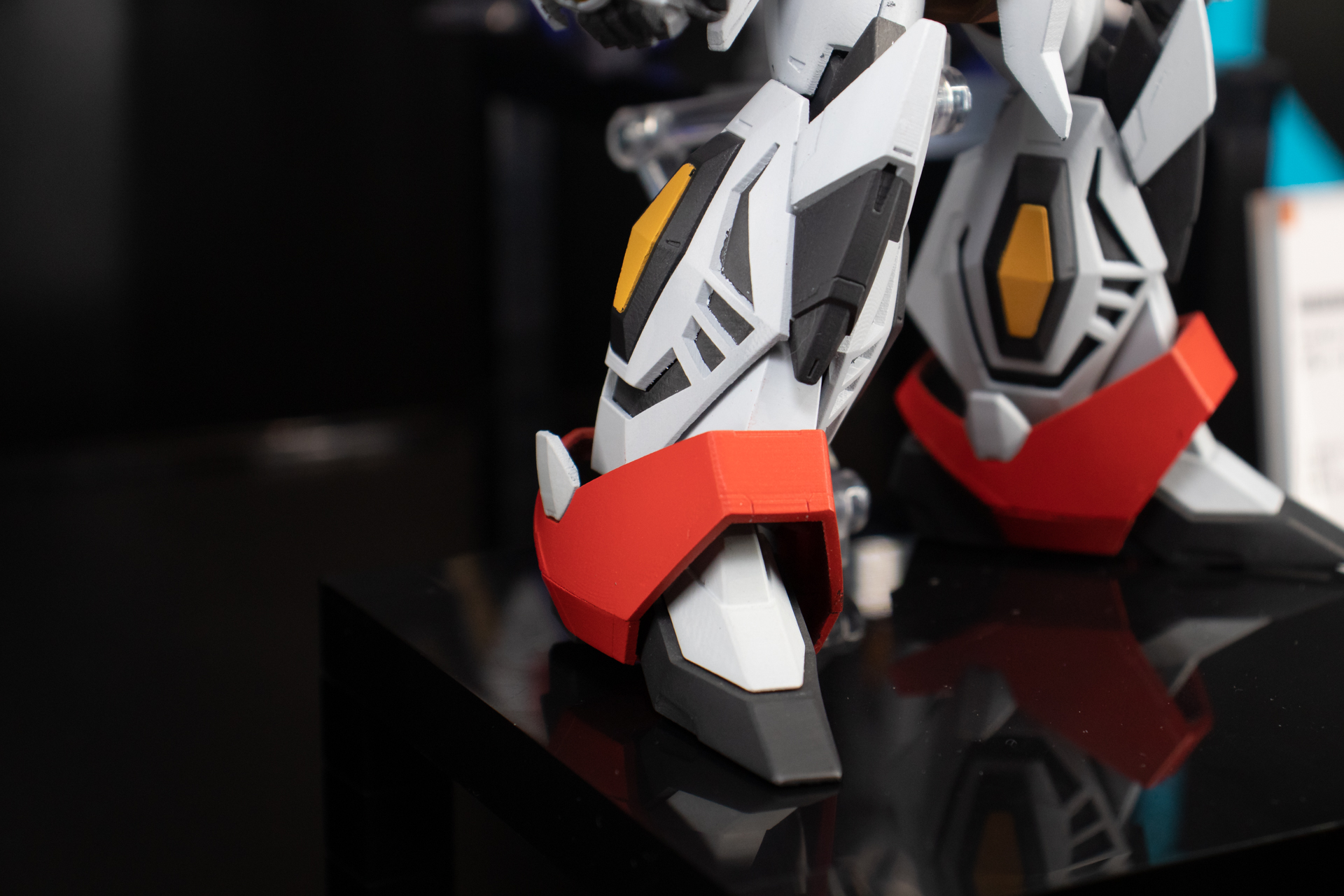 大きな足先と厚みのある脹脛が特徴的な脚部