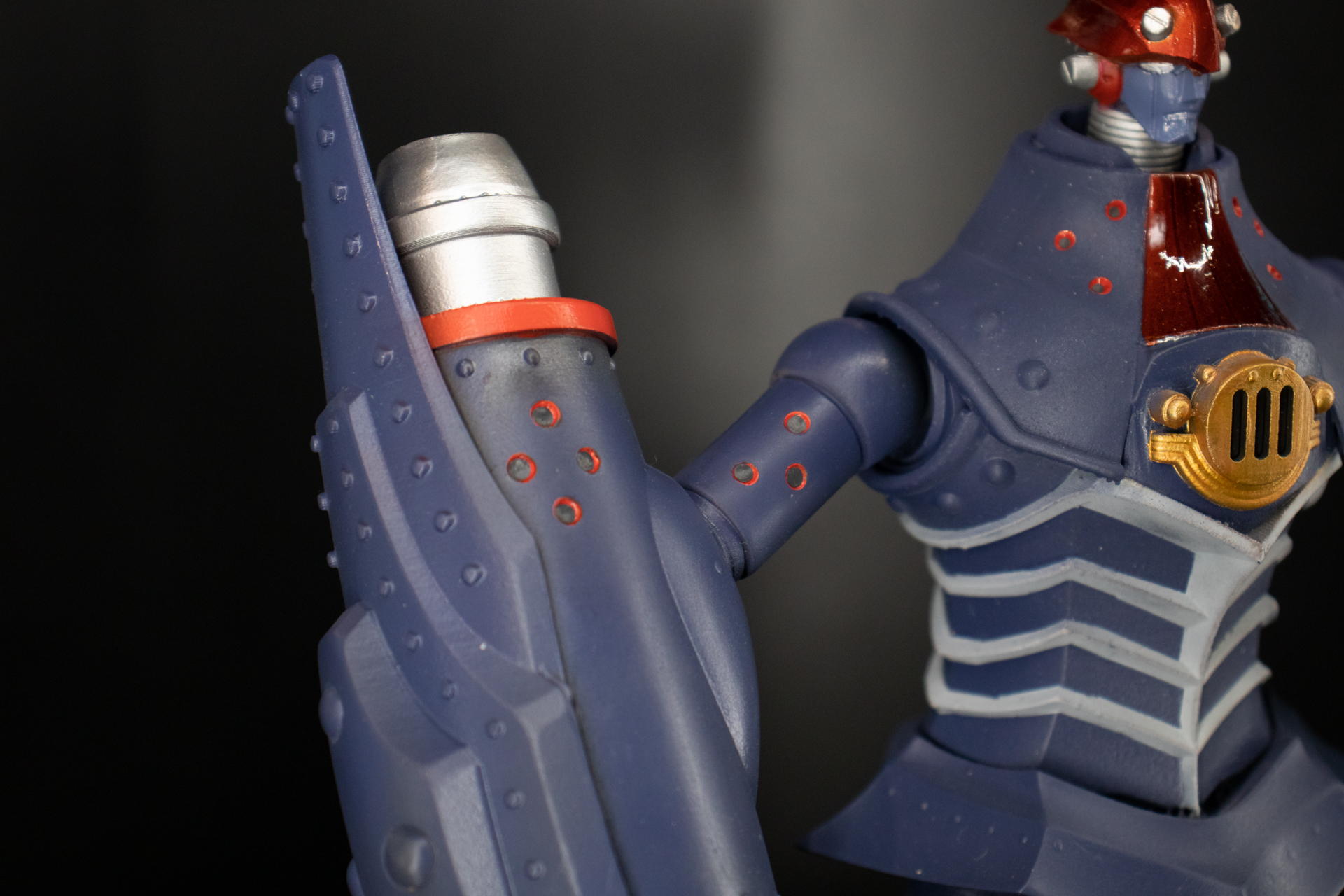 非常に特徴的な大きな腕。「サドンインパクト」を再現可能