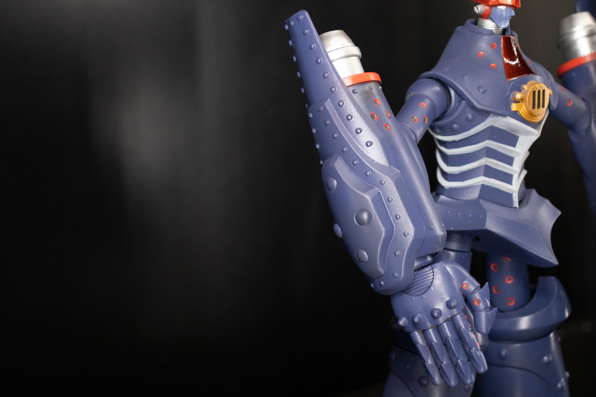 非常に特徴的な大きな腕。「サドンインパクト」を再現可能