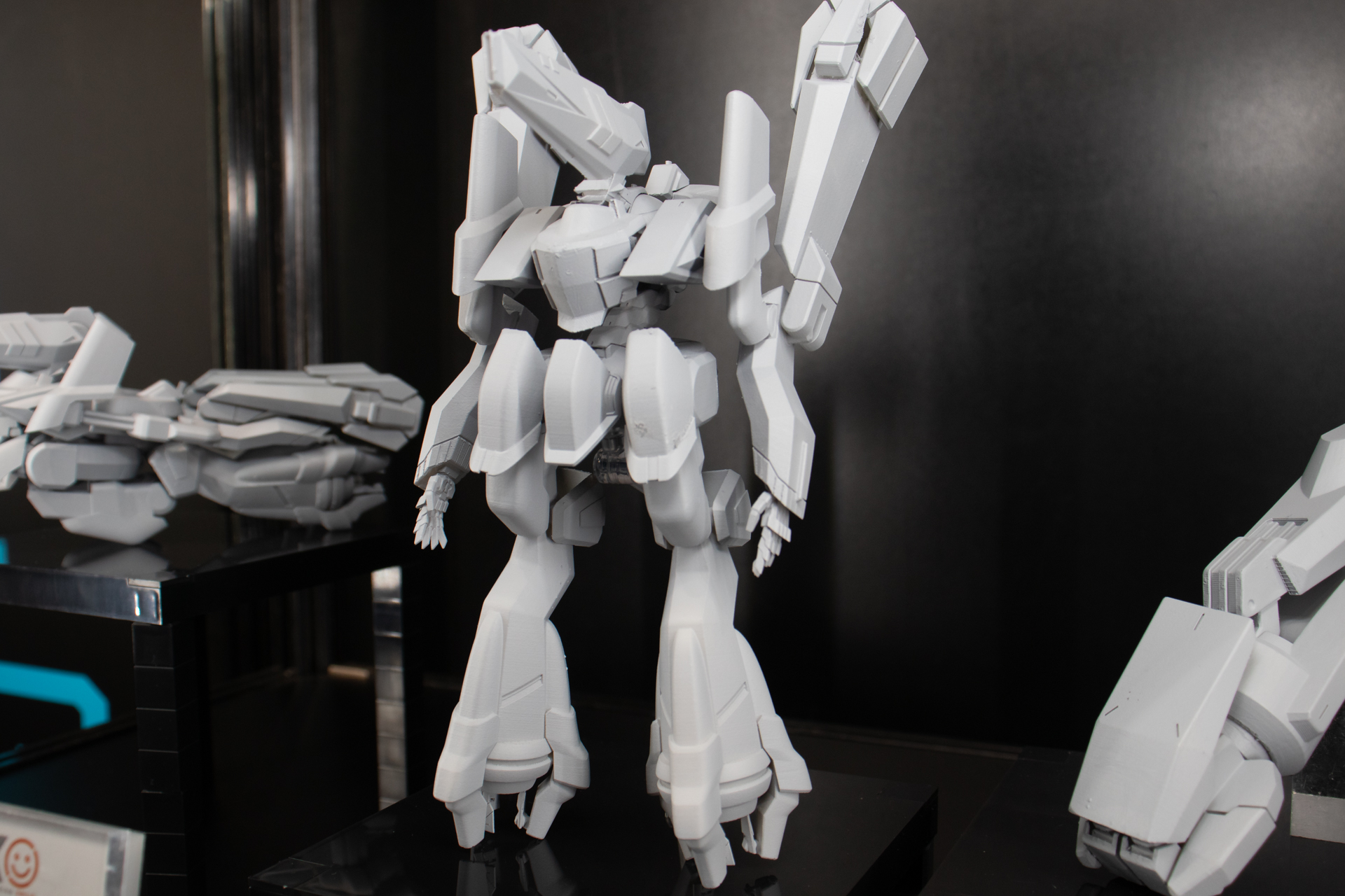 腰回りなどのデザインや逆関節の脚部が織りなす独特のデザインが再現されている