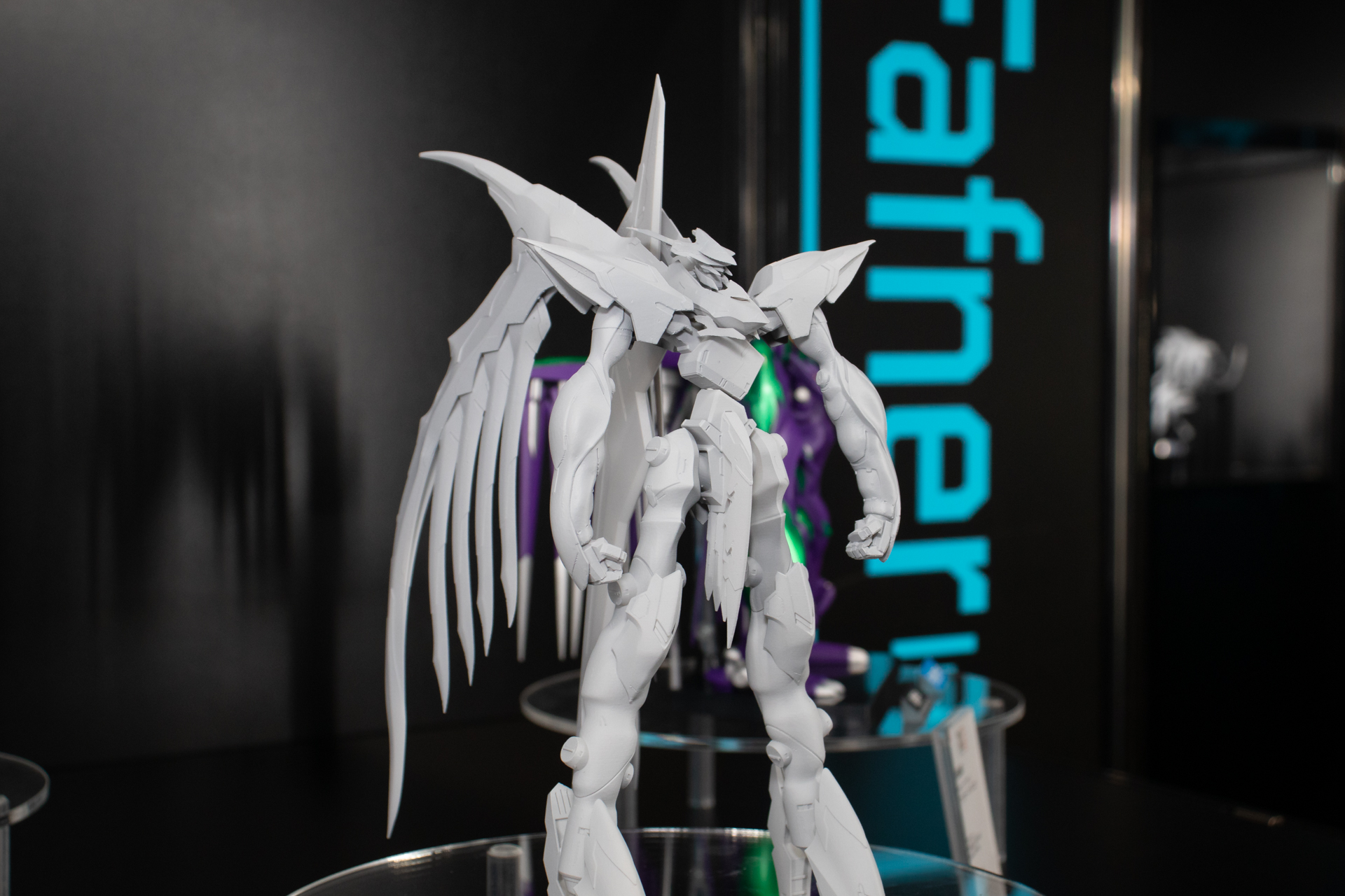 背部にはマークニヒトと同様のアンカーユニットが追加。スタビライザーも大型化した