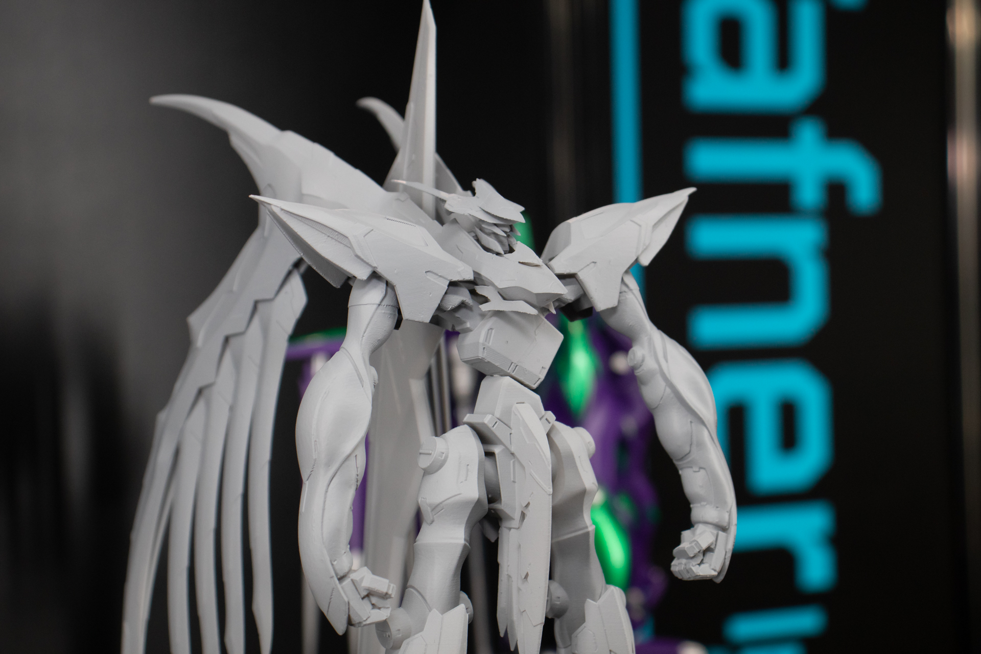 頭部は大型化。肩部アーマーも追加された