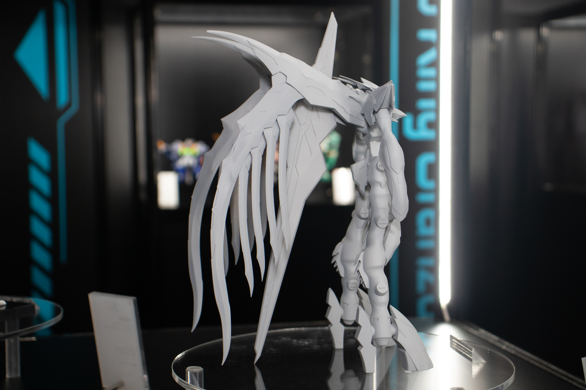 背部にはマークニヒトと同様のアンカーユニットが追加。スタビライザーも大型化した