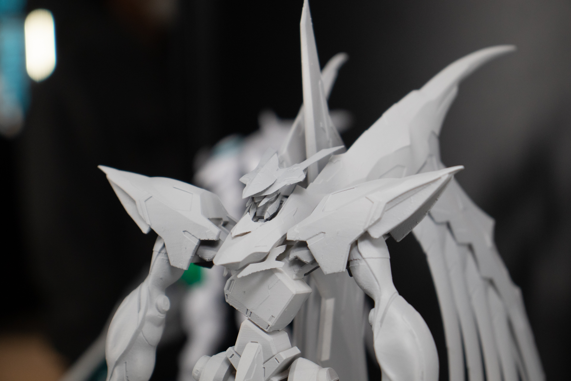 頭部は大型化。肩部アーマーも追加された