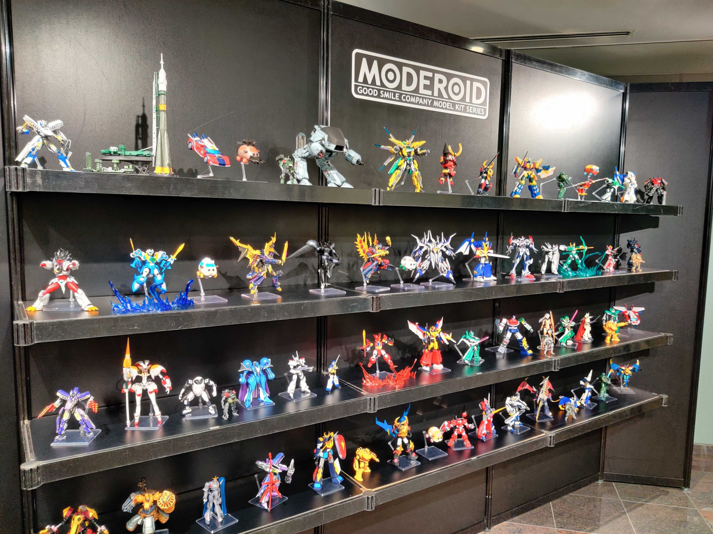 エントランスには発売中のMODEROIDシリーズのプラモデルが一挙に展示された。壮観