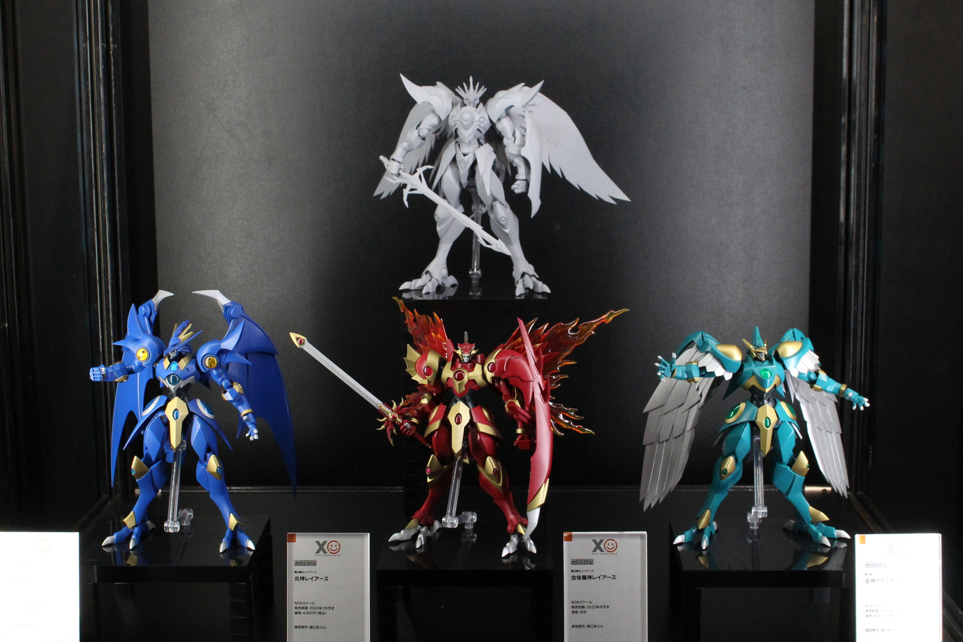 「メカスマインパクト」の「魔法騎士レイアース」の展示コーナー。まもなく発売の3魔神を前に、「MODEROID 合体魔神レイアース」の試作品が展示されている