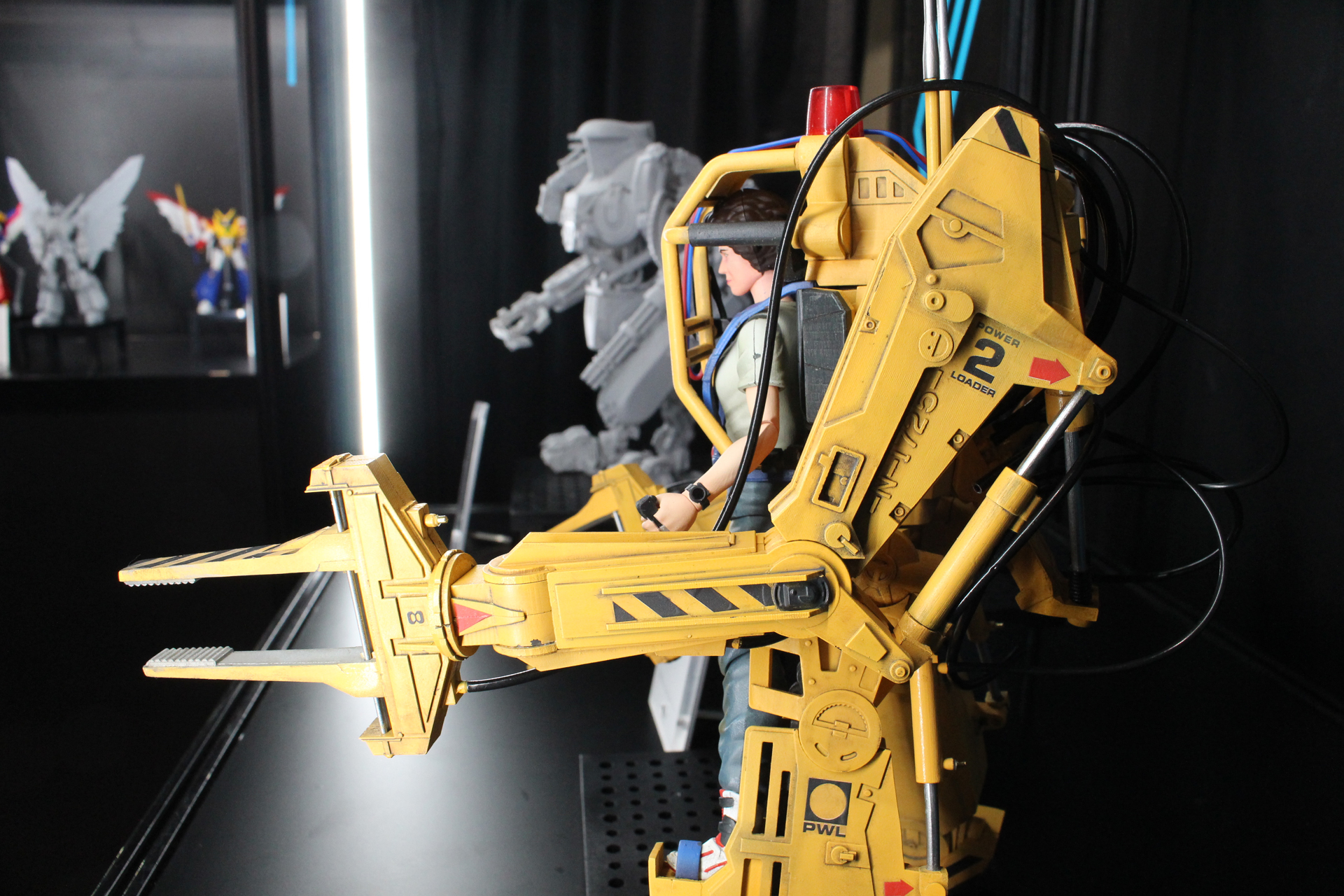 各所に見られるシリンダーは可動と連動して動く